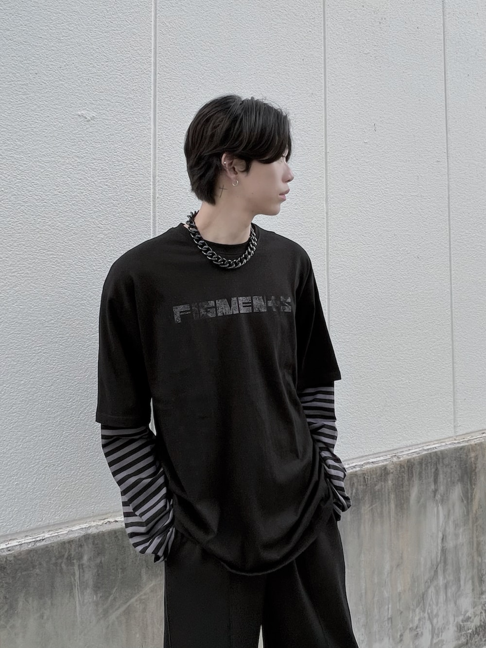 ブラック系のTシャツ/カットソー、ブラック系のその他パンツを着用したメンズの秋コーディネートの2枚目の写真