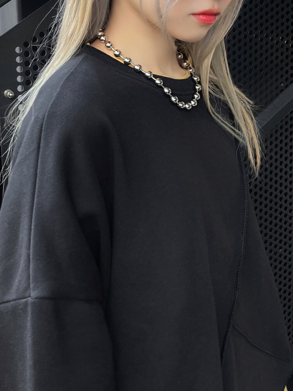 ブラック系のブルゾン、イエロー系のTシャツ/カットソー、ブラック系のその他パンツを着用したレディースの春コーディネートの3枚目の写真