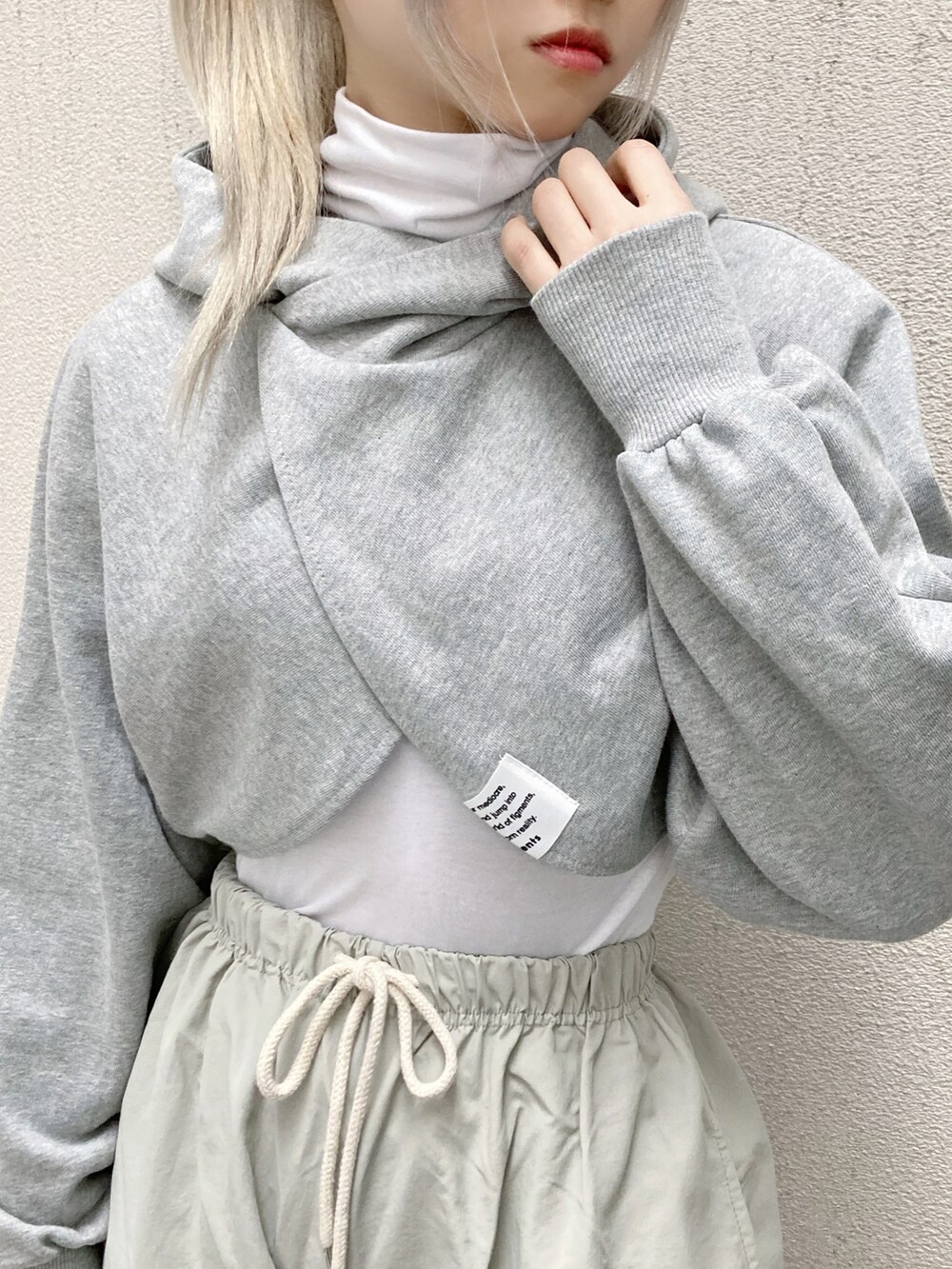 ホワイト系のスニーカー、グレー系のパーカー、ホワイト系のTシャツ/カットソーを着用したレディースの春コーディネートの2枚目の写真