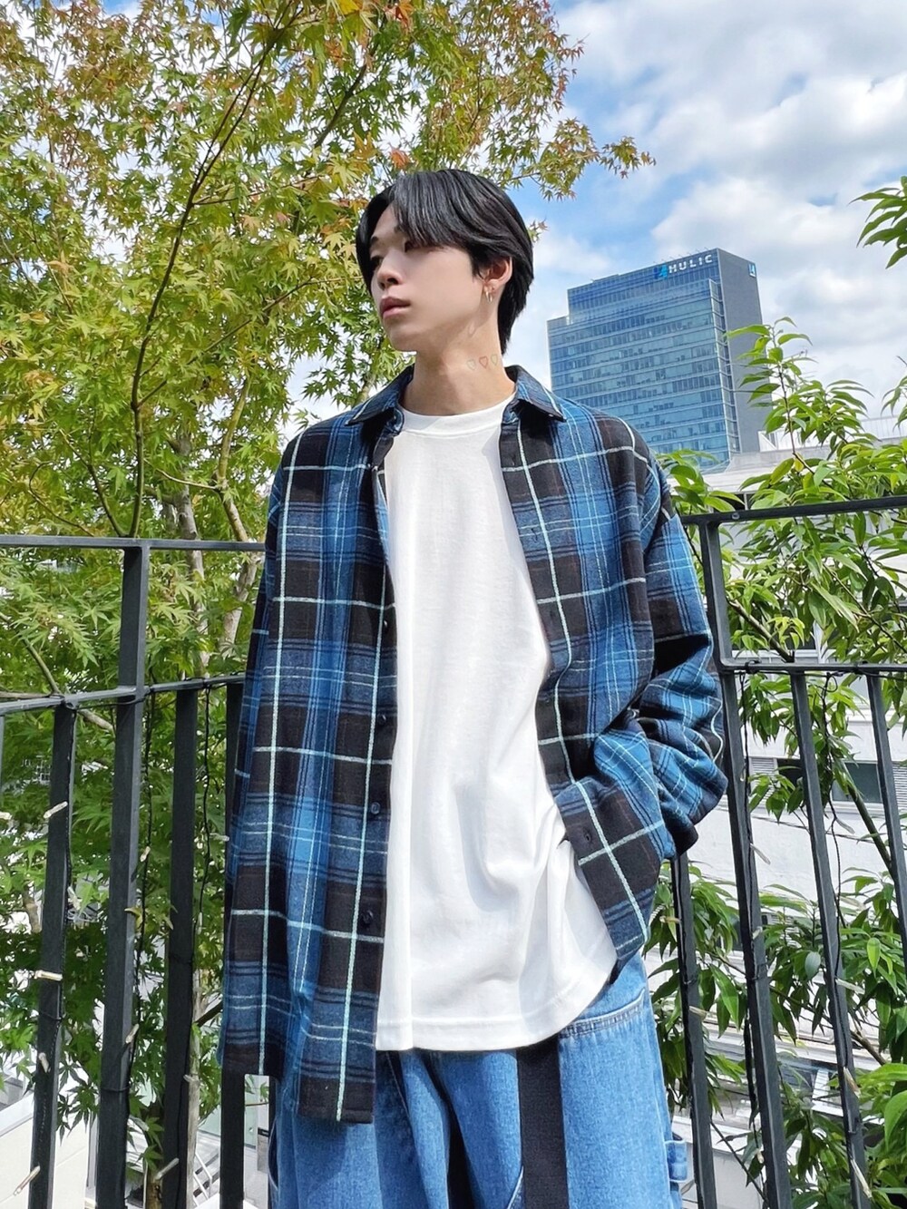 ブルー系のデニムパンツ、ホワイト系のスニーカー、ブルー系のシャツ/ブラウスを着用したメンズの冬コーディネートの2枚目の写真