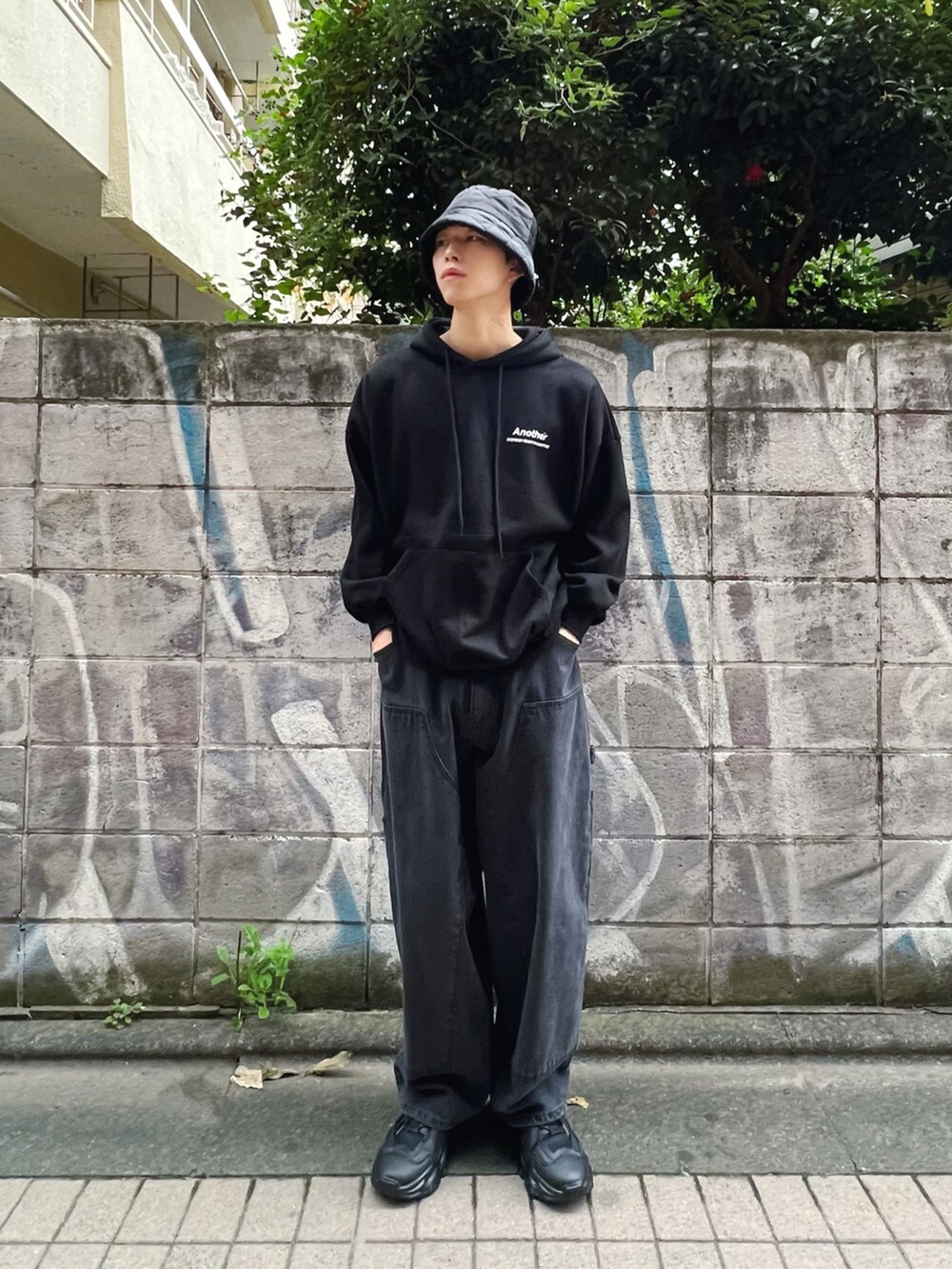 ブラック系のデニムパンツ、ブラック系のパーカー、シルバー系のその他を着用したメンズの冬コーディネートの2枚目の写真