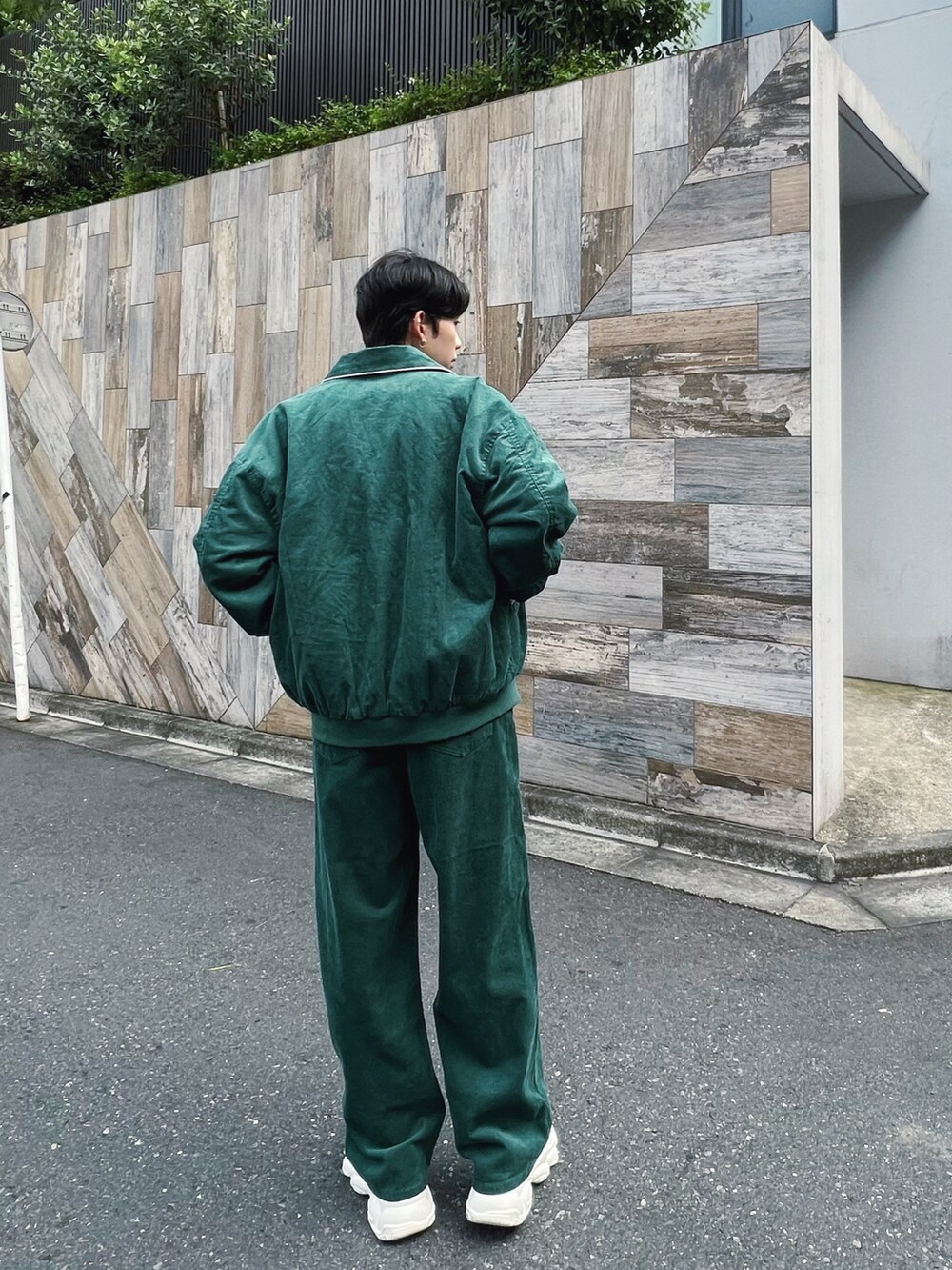 グリーン系のブルゾン、ブラック系のTシャツ/カットソー、グリーン系のその他パンツを着用したメンズの秋コーディネートの2枚目の写真