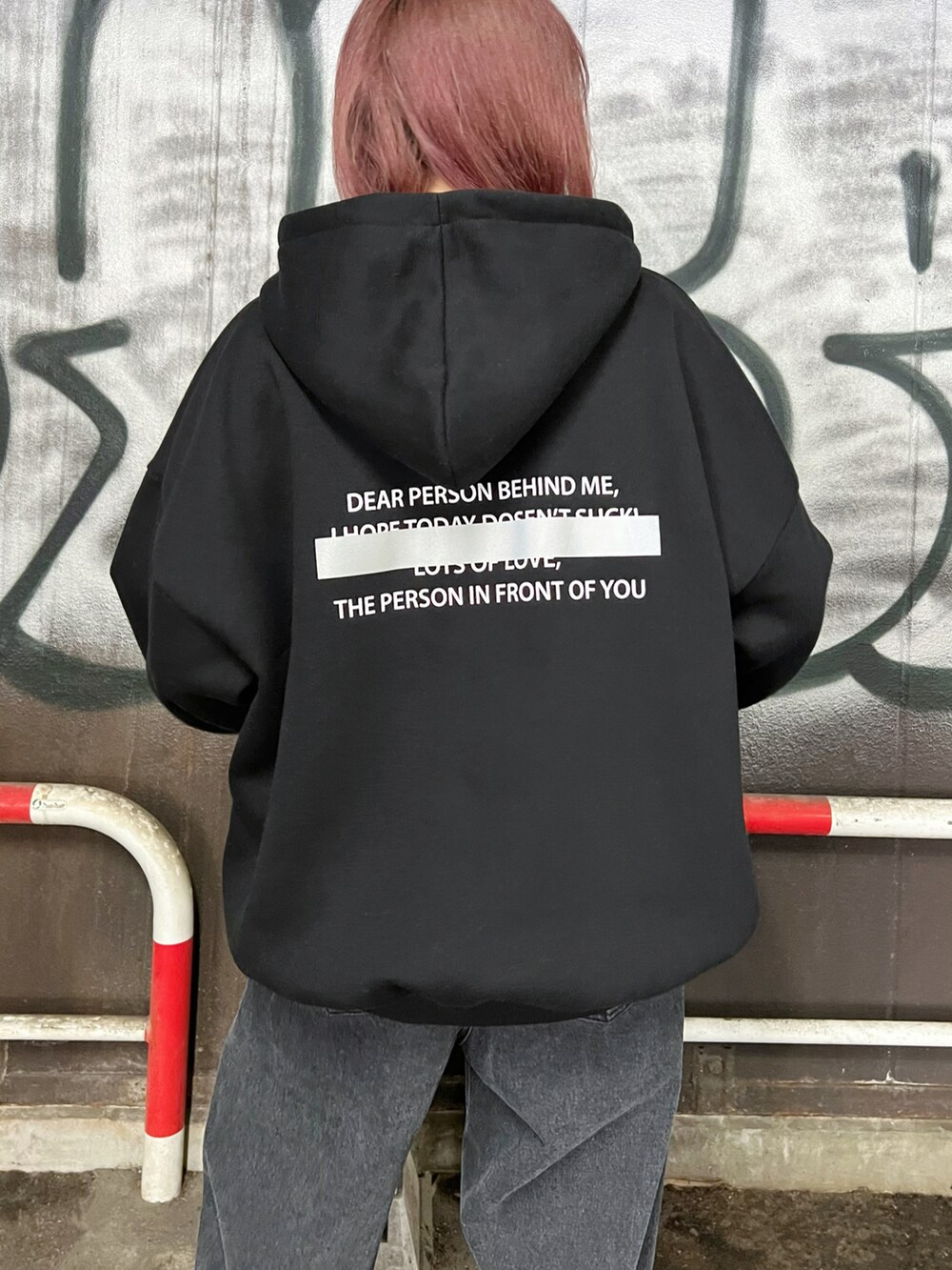 ブラック系のデニムパンツ、ブラック系のパーカー、シルバー系のその他を着用したレディースの冬コーディネートの2枚目の写真