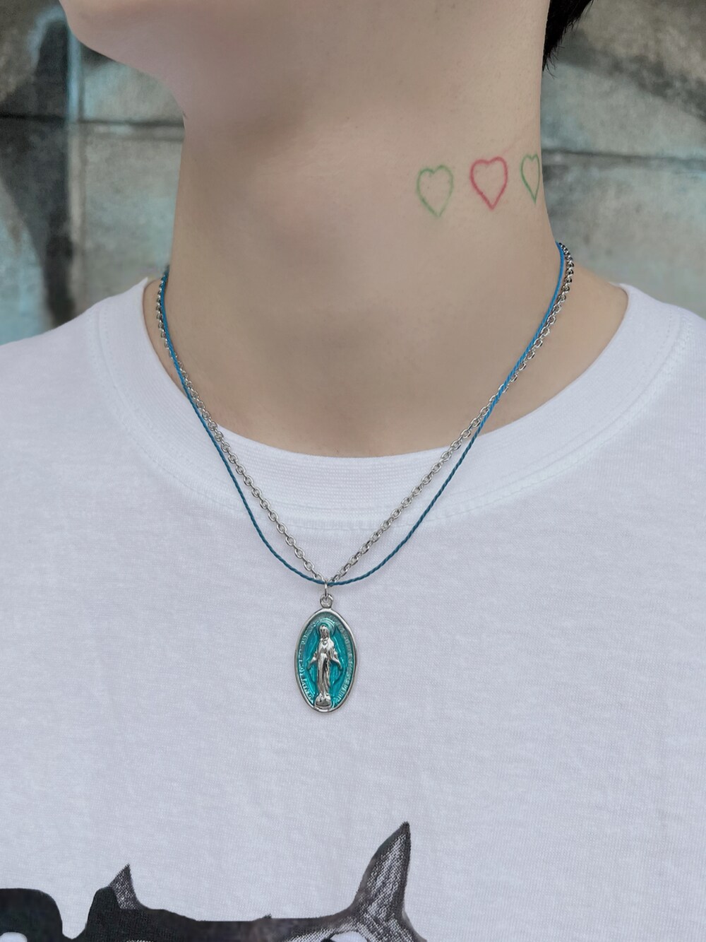 グリーン系のその他パンツ、ブラック系のネックレスを着用したメンズの夏コーディネートの4枚目の写真