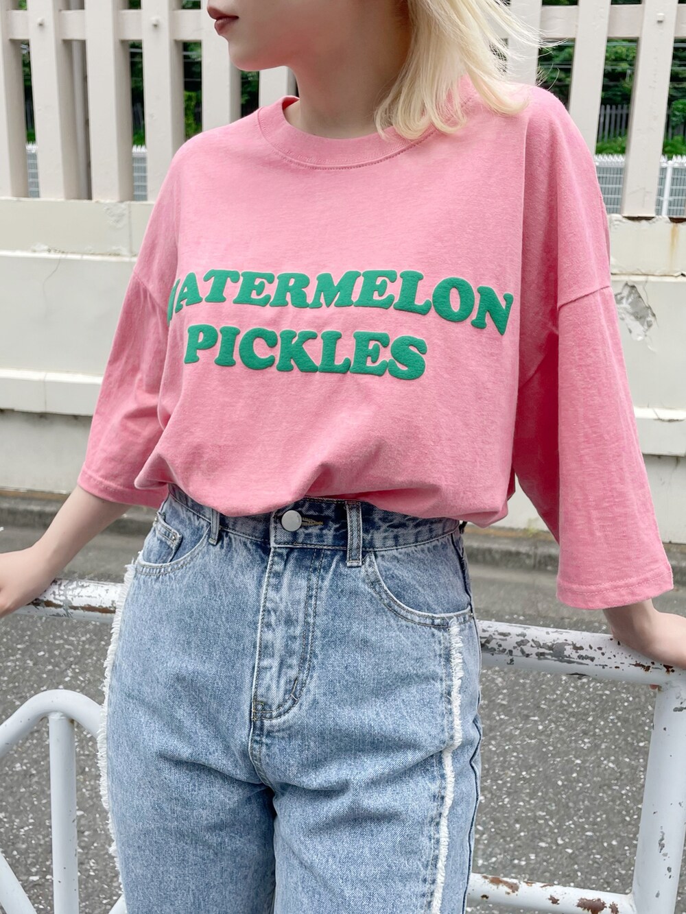 ホワイト系のスニーカー、ブルー系のデニムパンツ、ピンク系のTシャツ/カットソーを着用したレディースの夏コーディネートの2枚目の写真