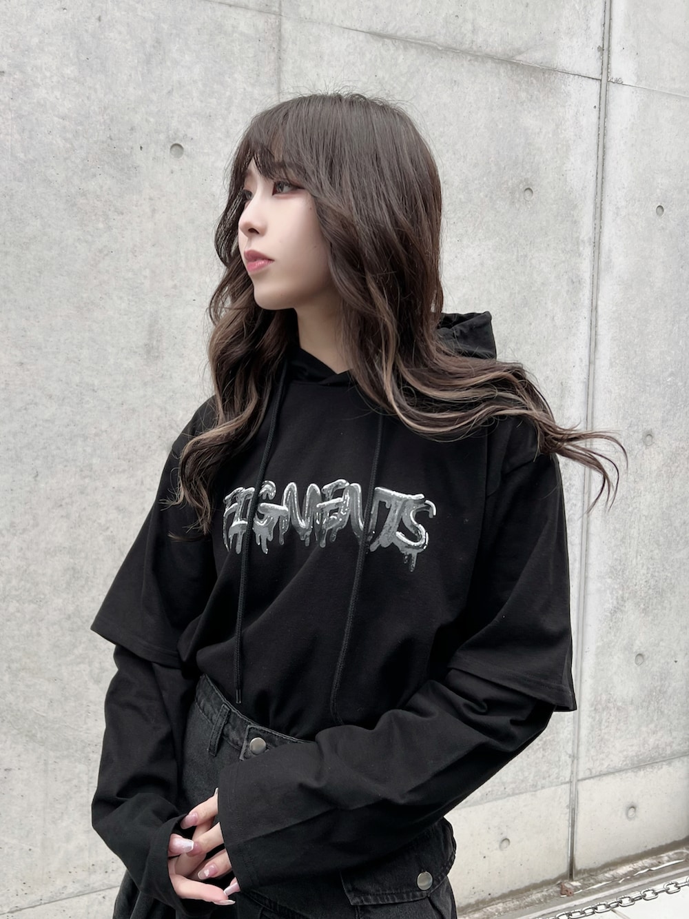 ブラック系のTシャツ/カットソー、ブラック系のスニーカー、ブラック系のブルゾンを着用したレディースの春コーディネートの4枚目の写真