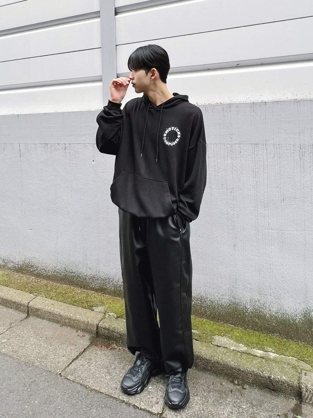 ブラック系のその他パンツ、ブラック系のスニーカー、ブラック系のパーカーを着用したメンズの冬コーディネートの2枚目の写真