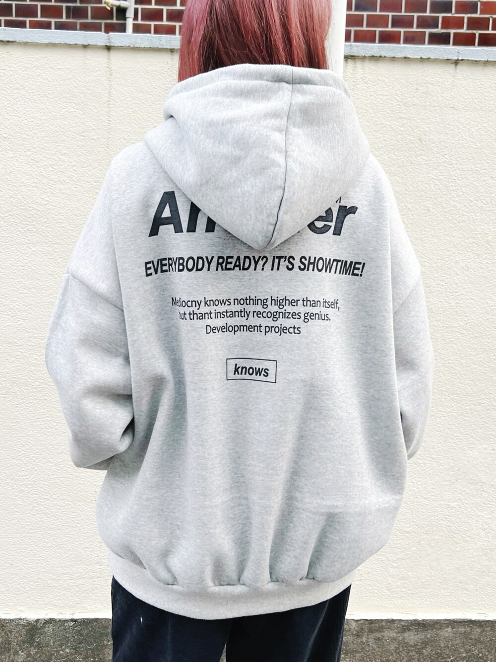 ブラック系のデニムパンツ、グレー系のパーカー、シルバー系のその他を着用したレディースの冬コーディネートの4枚目の写真