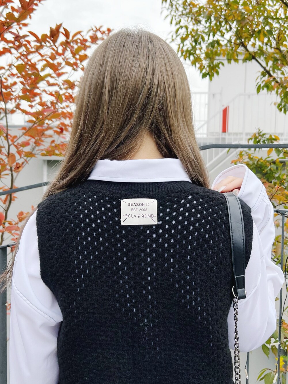 ブラック系のドレスシューズ、グリーン系のスカート、ブラック系のベストを着用したレディースの冬コーディネートの4枚目の写真