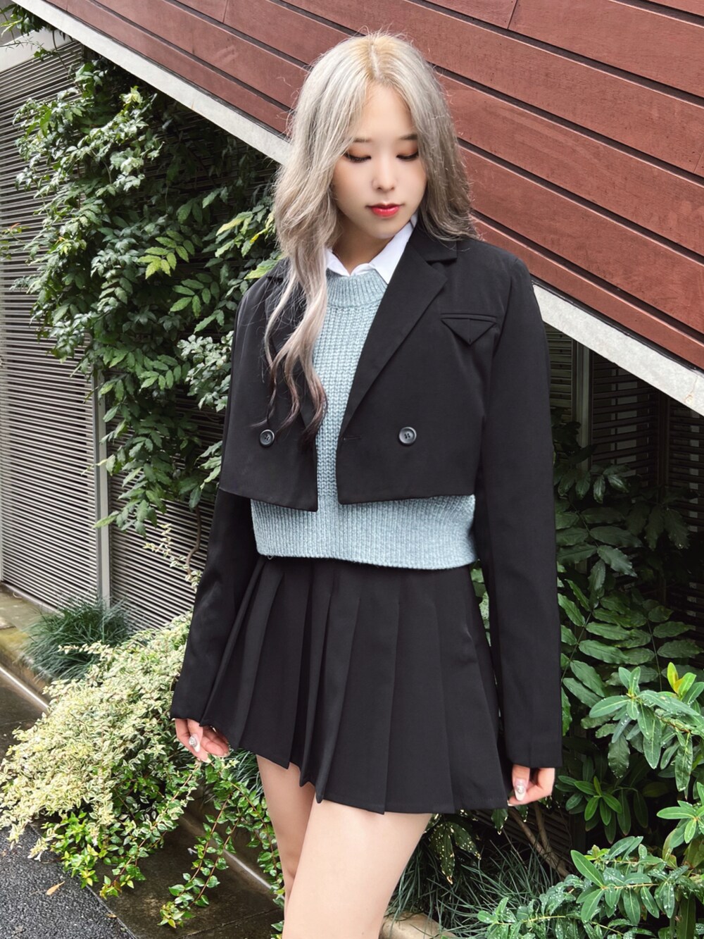 ブラック系のテーラードジャケット、ブルー系のベスト、ホワイト系のシャツ/ブラウスを着用したレディースの冬コーディネートの2枚目の写真