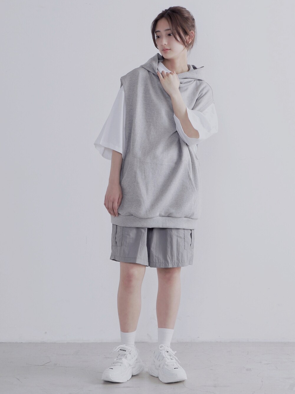 ホワイト系のTシャツ/カットソー、グレー系のカーゴパンツ、ホワイト系のスニーカーを着用したレディースの夏コーディネートの3枚目の写真
