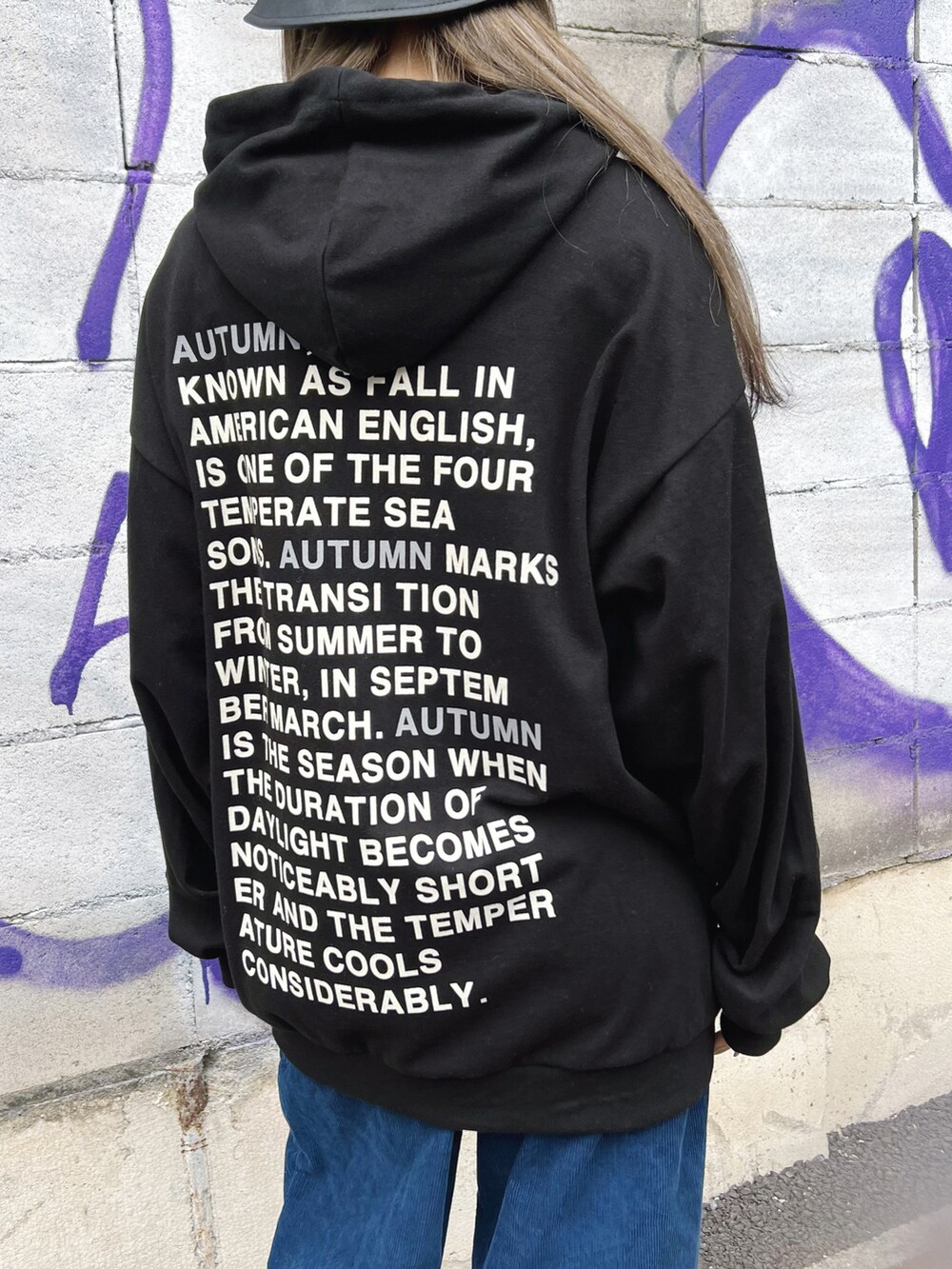 ブラック系のパーカー、ブルー系のその他パンツ、ブラック系のハットを着用したレディースの冬コーディネートの3枚目の写真