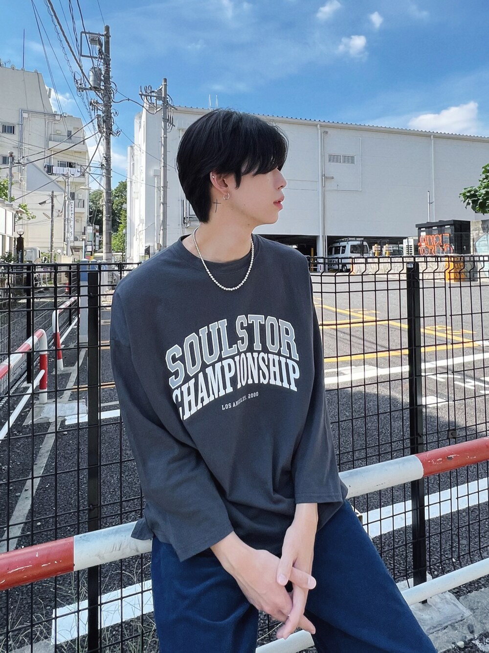 ブルー系のその他パンツ、ブラック系のTシャツ/カットソー、グレー系のMA-1を着用したメンズの秋コーディネートの2枚目の写真