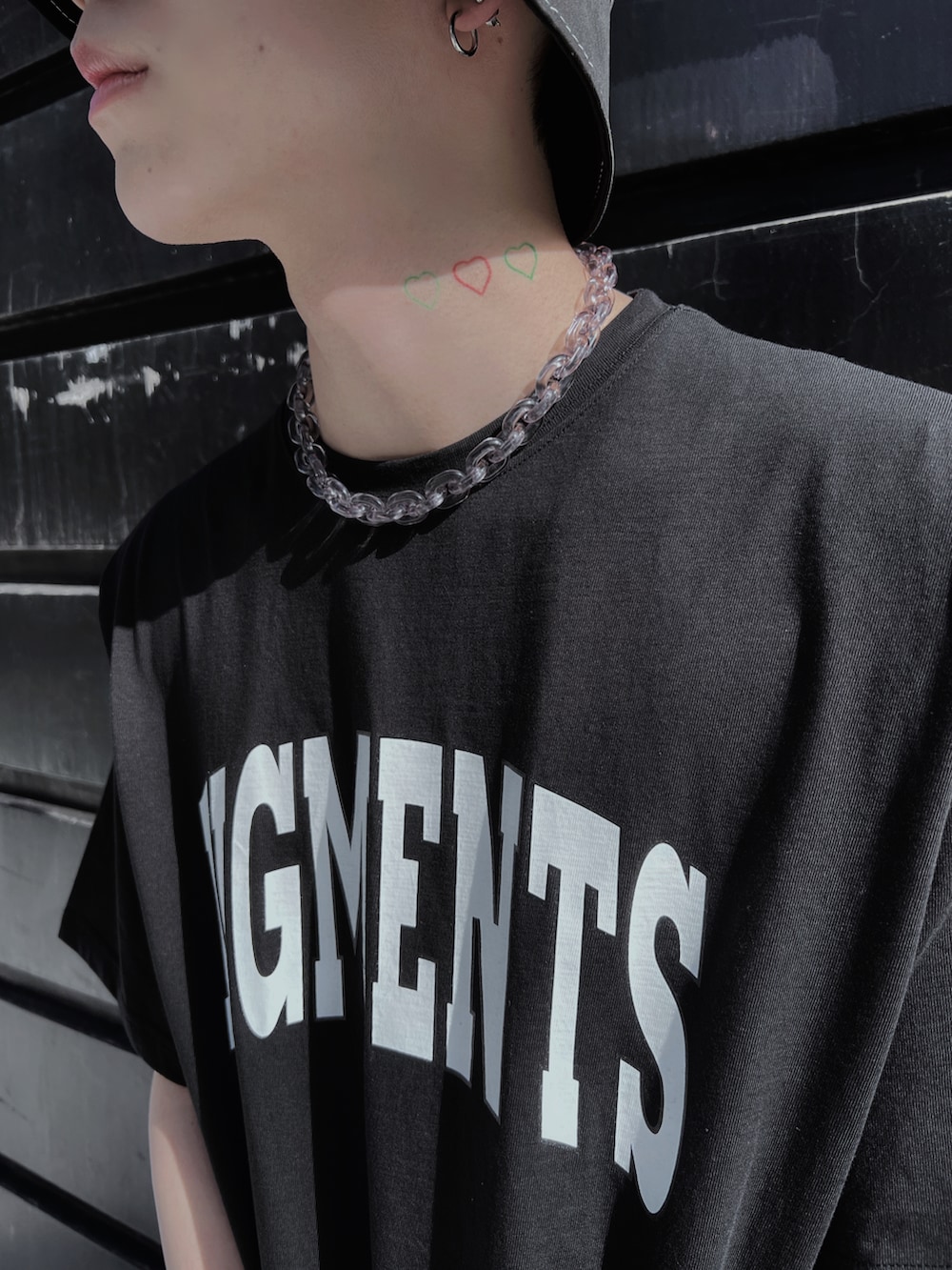 ブラック系のTシャツ/カットソー、ブラック系のトートバッグ、ホワイト系のスニーカーを着用したメンズの春コーディネートの5枚目の写真