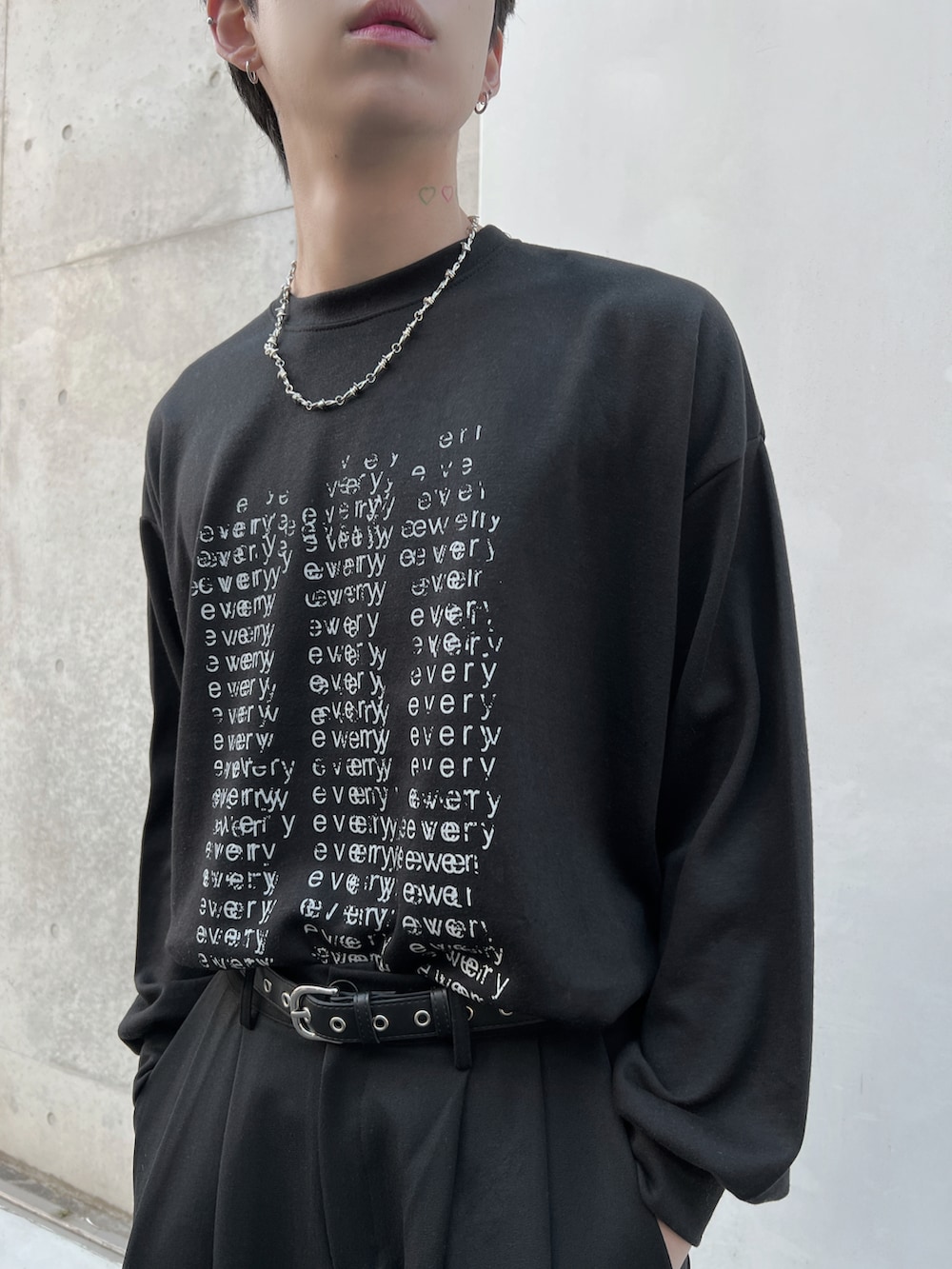 ブラック系のライダースジャケット、ブラック系のTシャツ/カットソー、シルバー系のネックレスを着用したメンズの春コーディネートの4枚目の写真