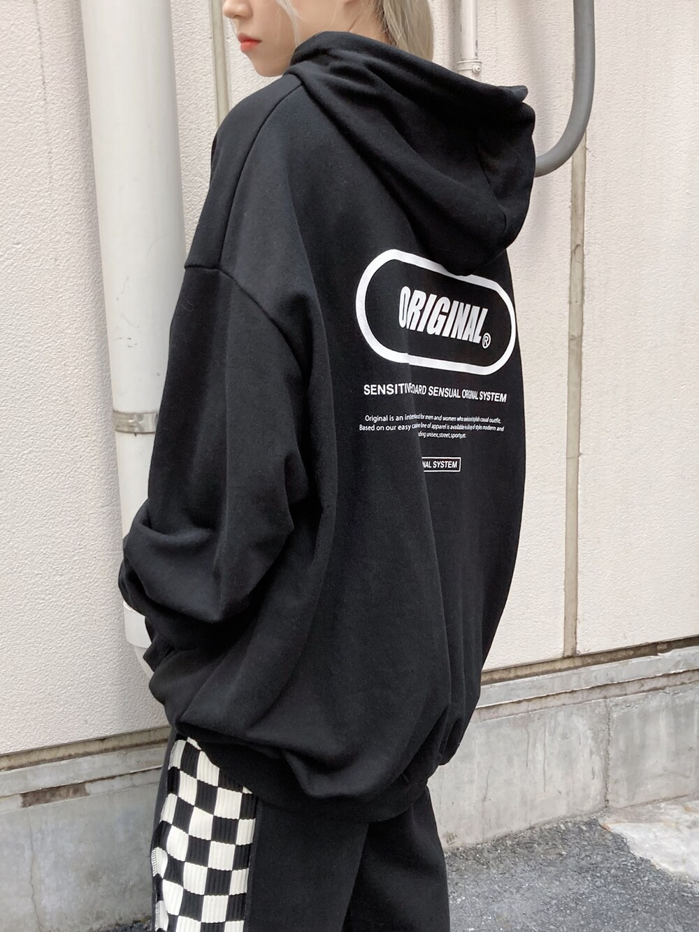 ブラック系のパーカー、ブラック系のその他パンツ、ブラック系のスニーカーを着用したレディースの春コーディネートの2枚目の写真