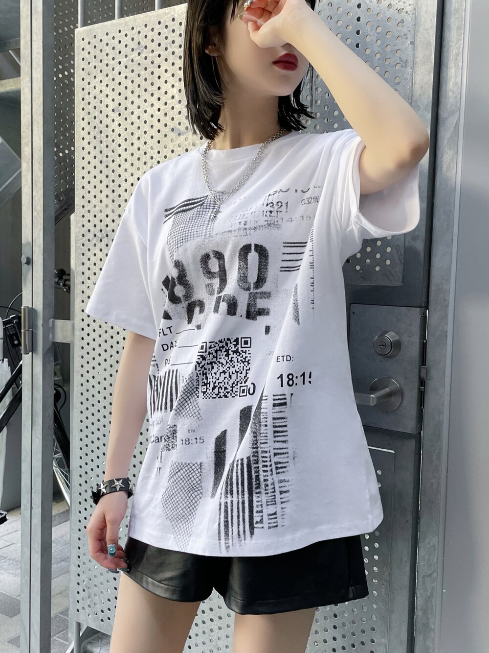 ブラック系のその他パンツ、ブラック系のブーツ、ホワイト系のTシャツ/カットソーを着用したレディースの夏コーディネートの2枚目の写真