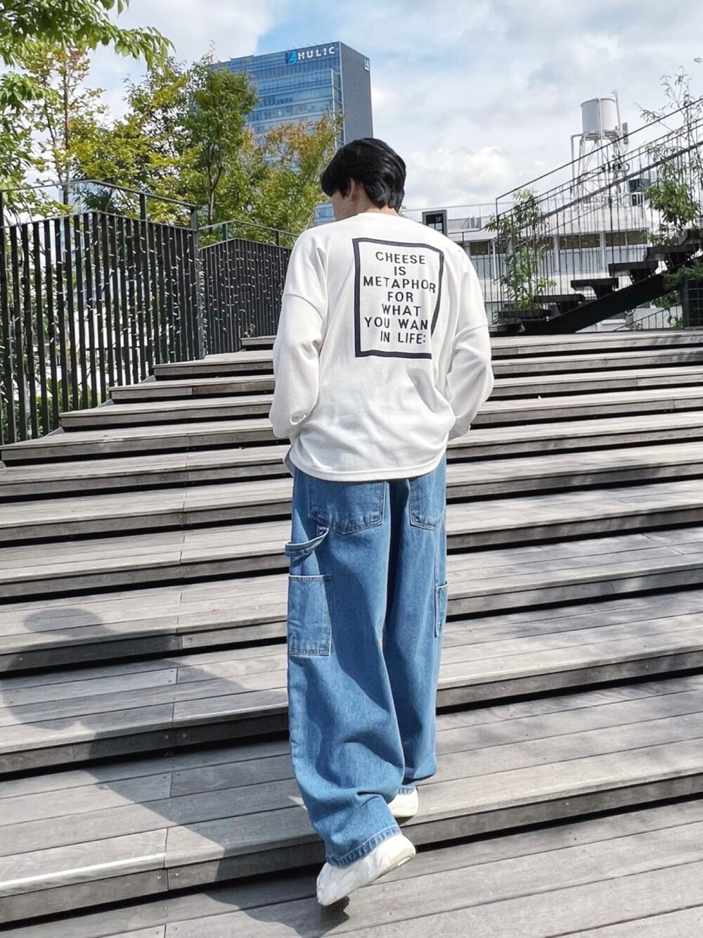 ブルー系のデニムパンツ、ホワイト系のスニーカー、ブルー系のシャツ/ブラウスを着用したメンズの冬コーディネートの3枚目の写真