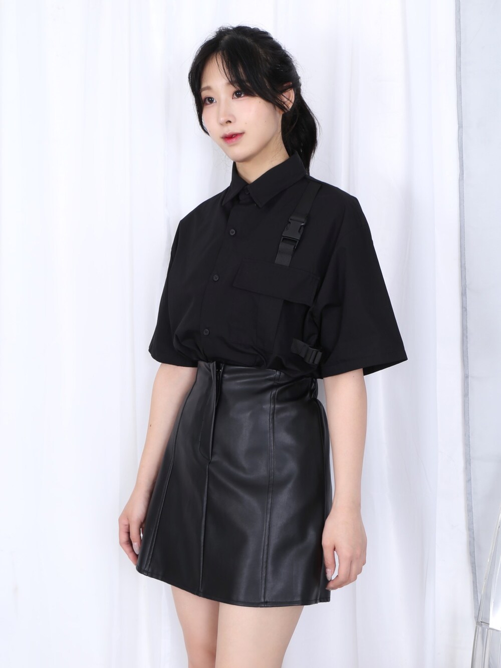 ブラック系のシャツ/ブラウス、ブラック系のスカート、ブラック系のブーツを着用したレディースの秋コーディネートの3枚目の写真