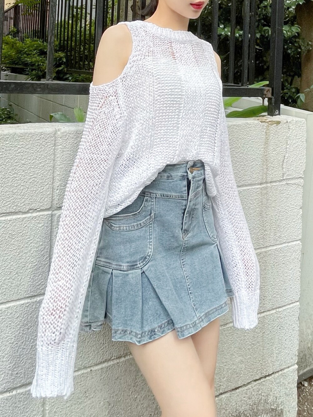 ブルー系のスカート、ホワイト系のニット/セーター、ホワイト系のサンダルを着用したレディースの夏コーディネートの2枚目の写真