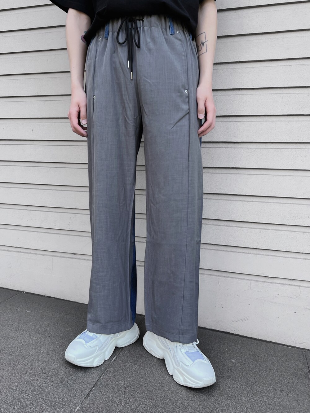 ブラック系のTシャツ/カットソー、グレー系のデニムパンツを着用したメンズの夏コーディネートの3枚目の写真