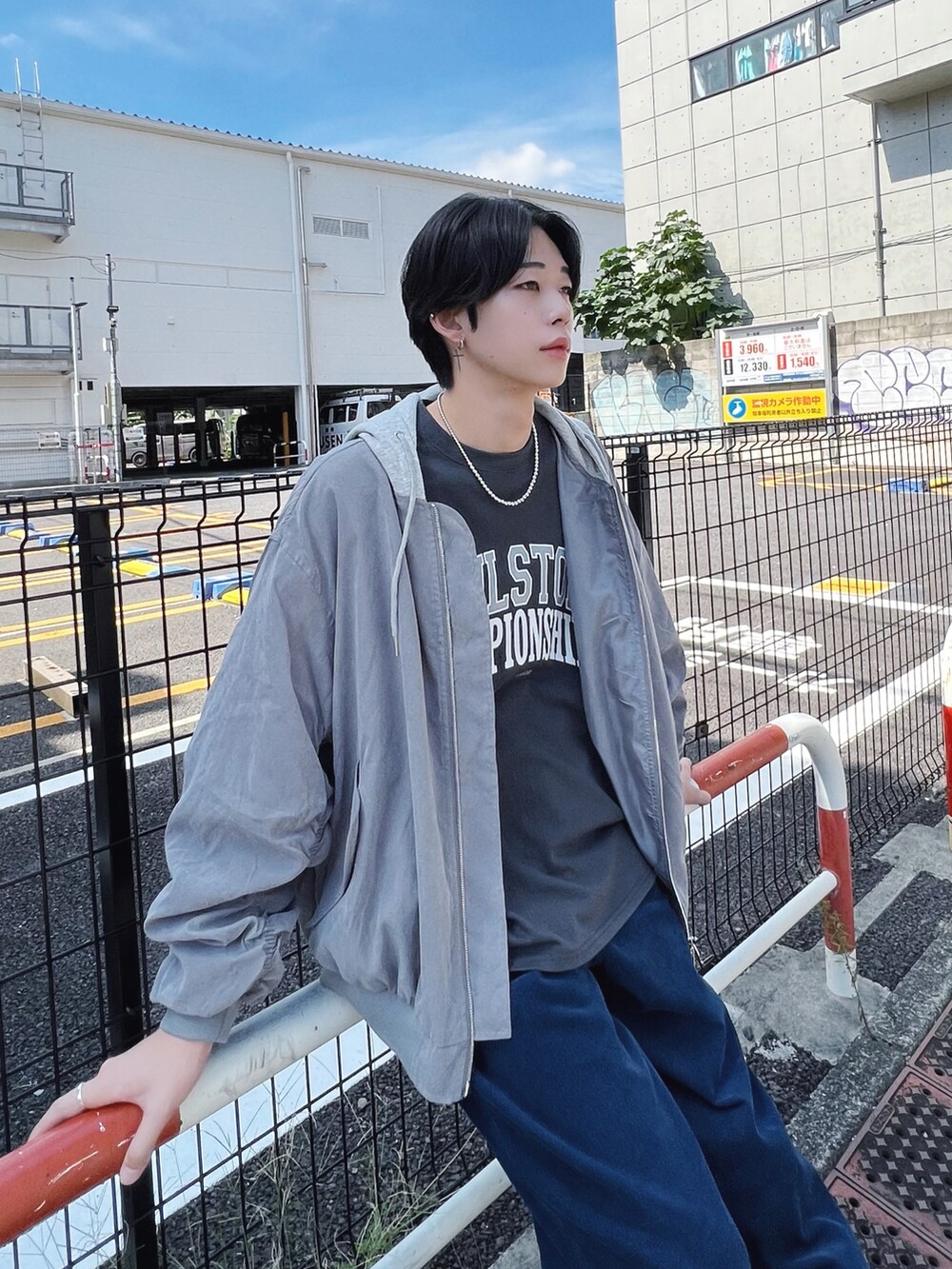 ブルー系のその他パンツ、ブラック系のTシャツ/カットソー、グレー系のMA-1を着用したメンズの秋コーディネートの3枚目の写真