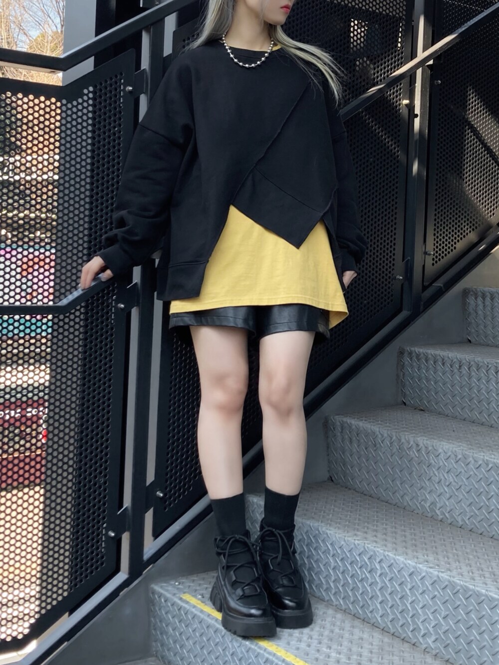 ブラック系のブルゾン、イエロー系のTシャツ/カットソー、ブラック系のその他パンツを着用したレディースの春コーディネートの2枚目の写真