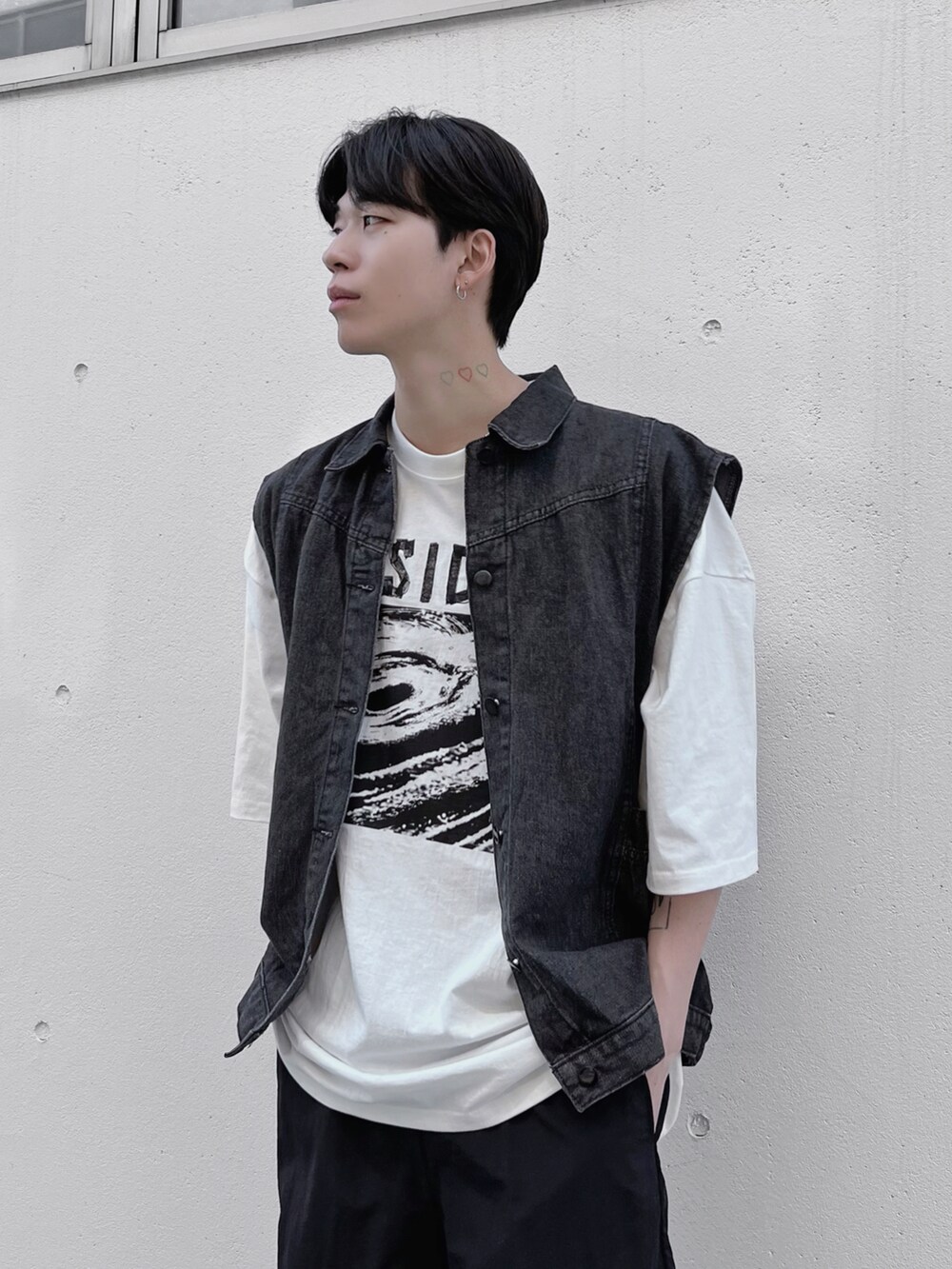 ブラック系のショルダーバッグ、ホワイト系のTシャツ/カットソー、ホワイト系のスニーカーを着用したメンズの春コーディネートの4枚目の写真