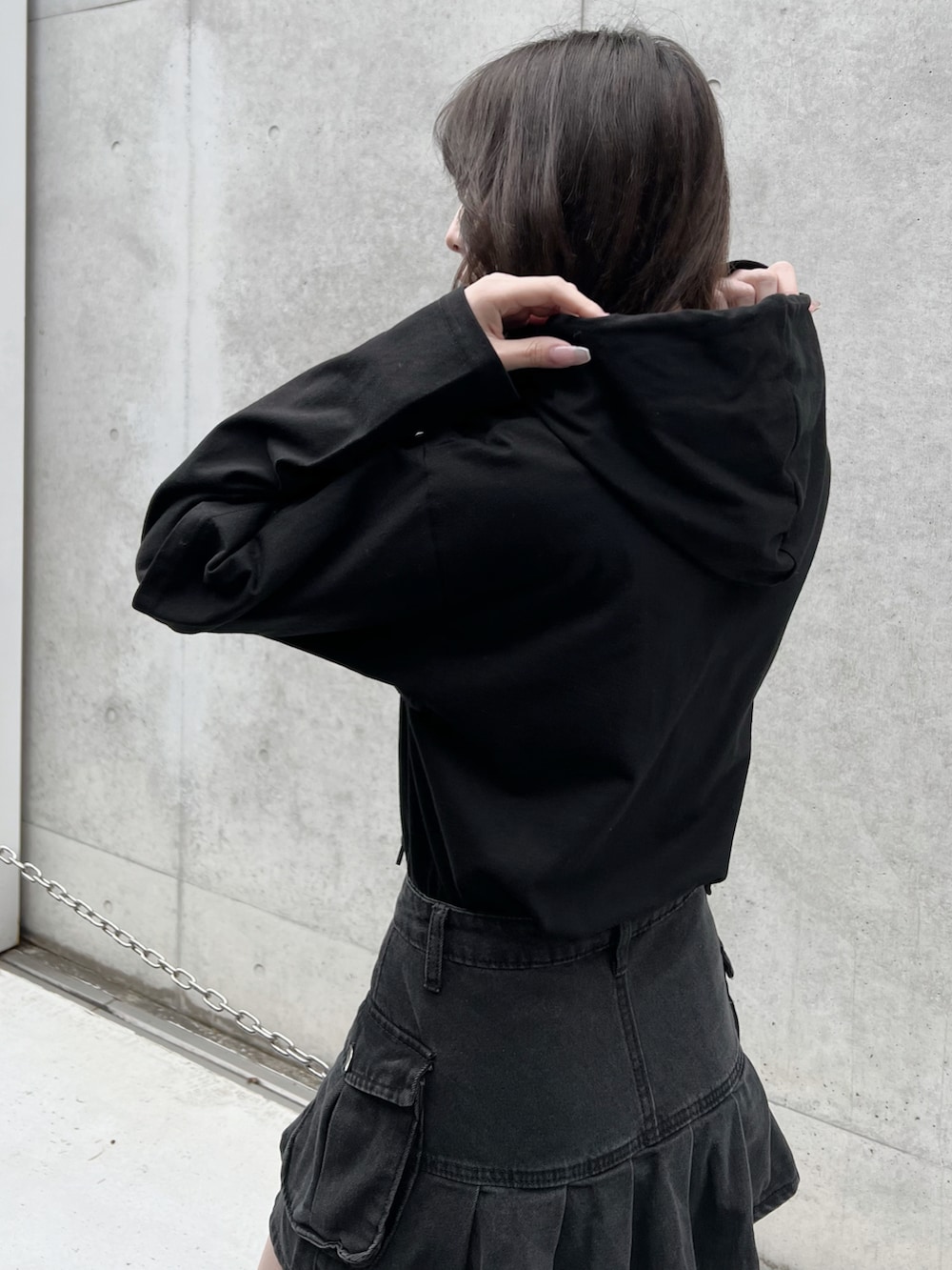 ブラック系のTシャツ/カットソー、ブラック系のスニーカー、ブラック系のブルゾンを着用したレディースの春コーディネートの5枚目の写真