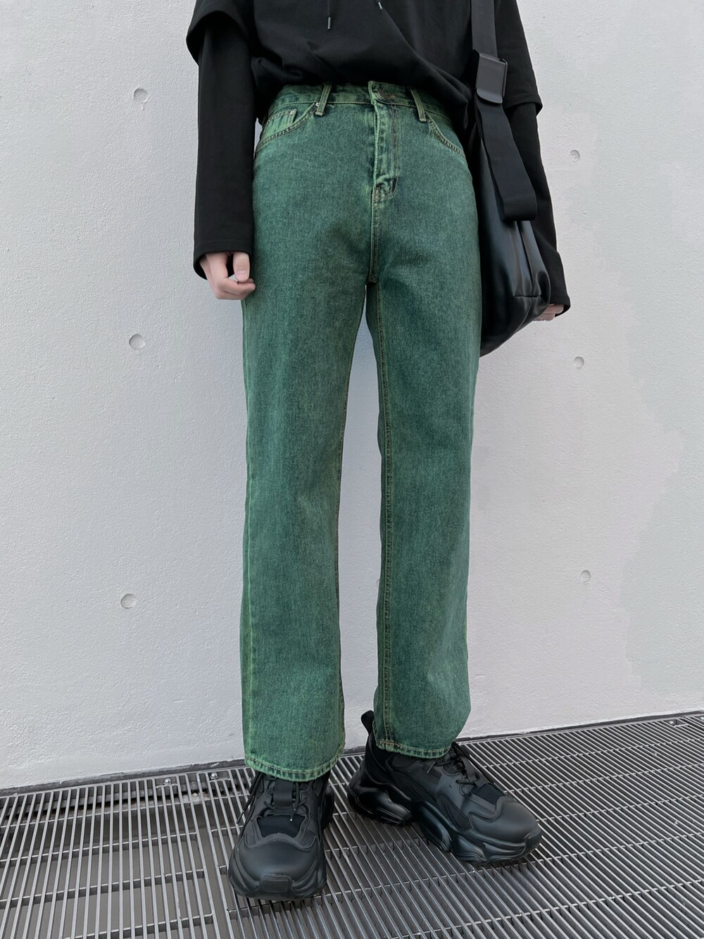 「カジュアルコーデ、カジュアル、ストリート、ストリートコーデ、デニムパンツ、デニム、カラーパンツ、カラーデニム、レイヤードスタイル、レイヤード、ロンT、カットソー、ロゴT、春コーデ、春」｜「FigmentsのフェイクレイヤードフードロンＴ（Tシャツ/カットソー、ブラック系）」を使った、Figments_officialさん（メンズ・178cm）の春コーディネートの4枚目の写真