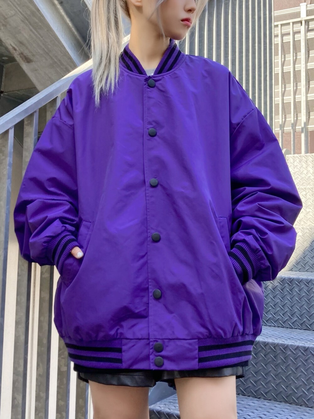 ブラック系のスニーカー、ブラック系のスウェット、ブラック系のその他パンツを着用したレディースの冬コーディネートの3枚目の写真