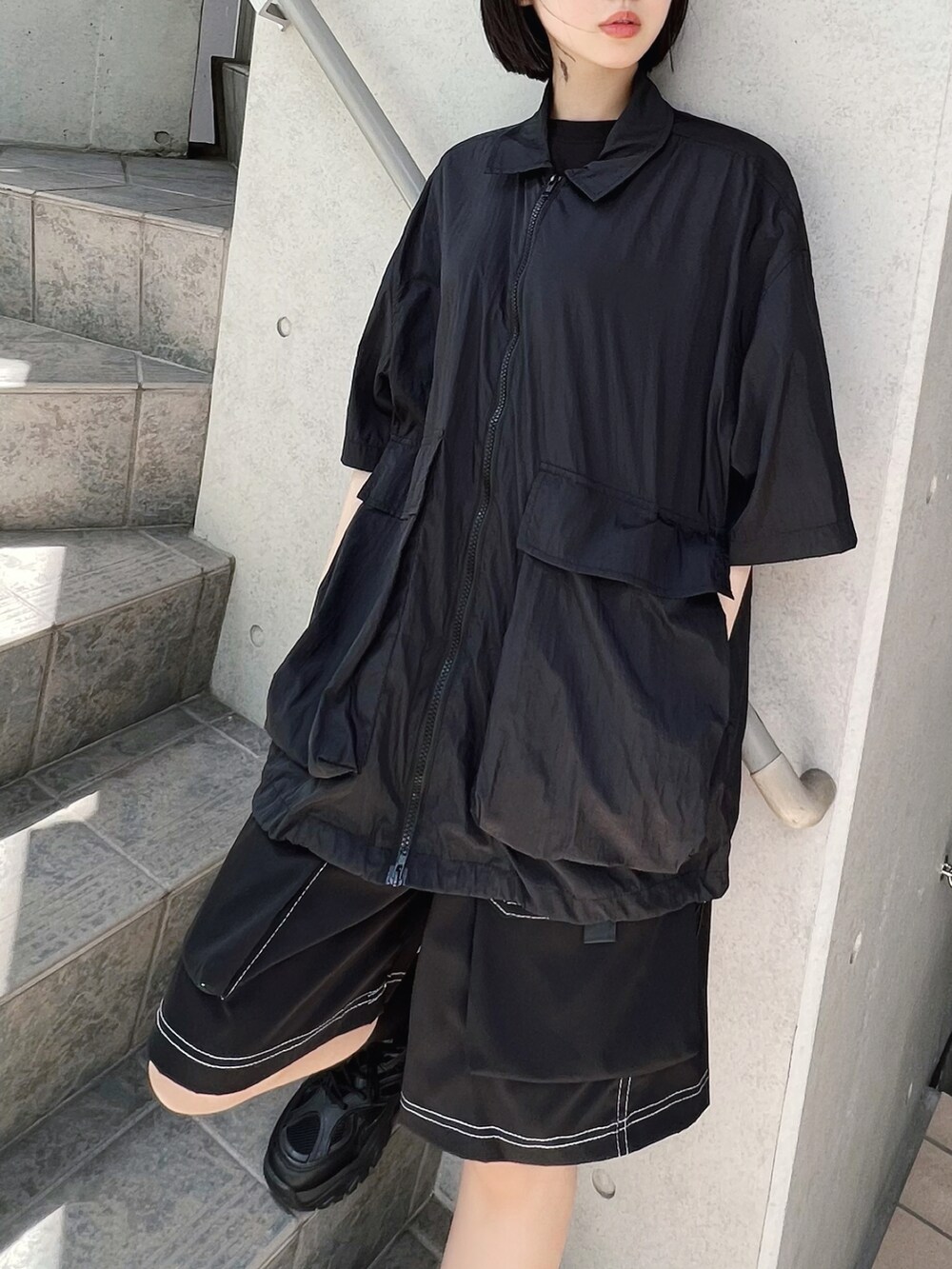 ブラック系のブルゾン、ブラック系のその他パンツ、ブラック系のTシャツ/カットソーを着用したレディースの夏コーディネートの2枚目の写真