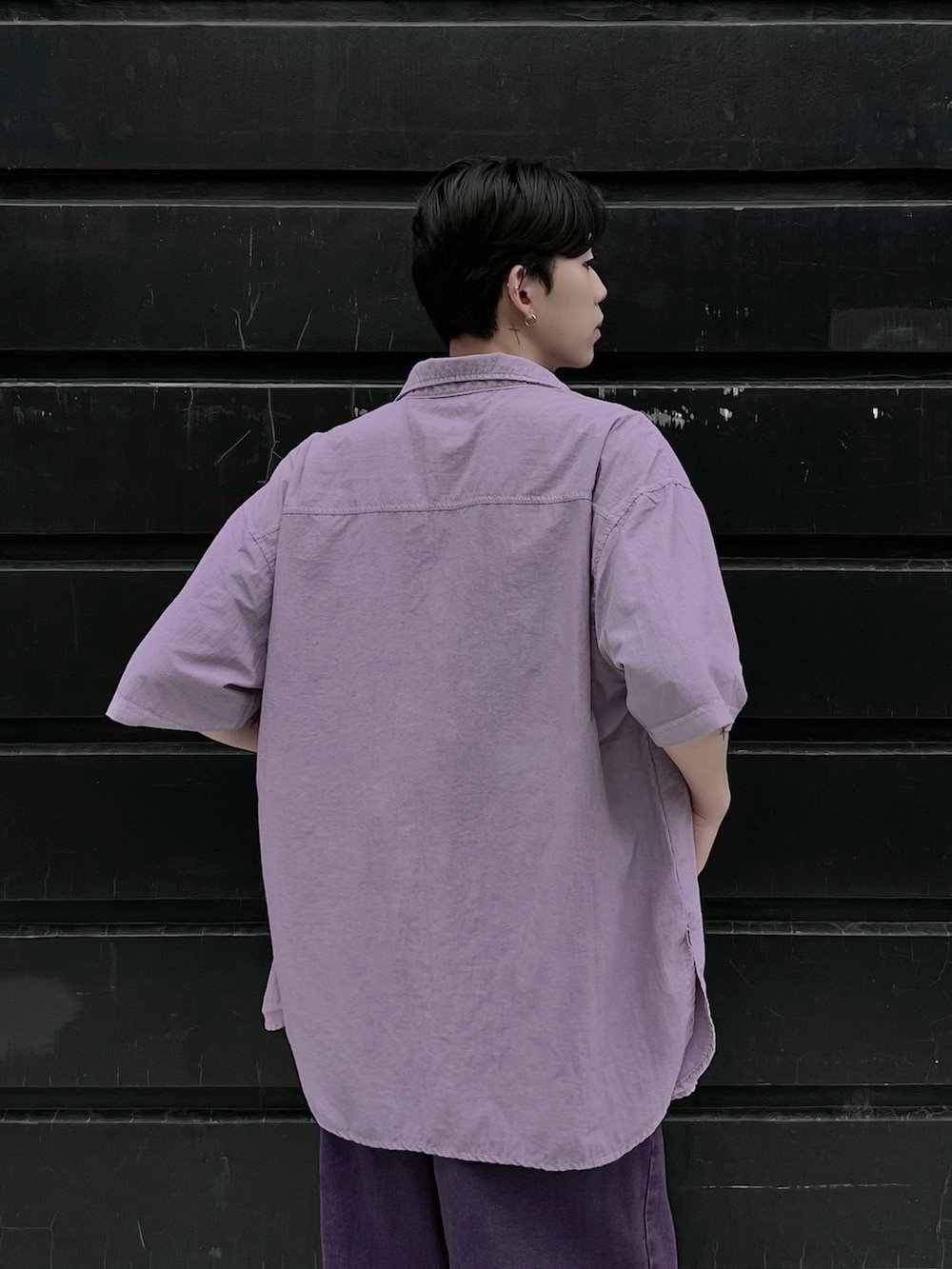 パープル系のデニムパンツ、ブラック系のTシャツ/カットソー、パープル系のシャツ/ブラウスを着用したメンズの夏コーディネートの2枚目の写真