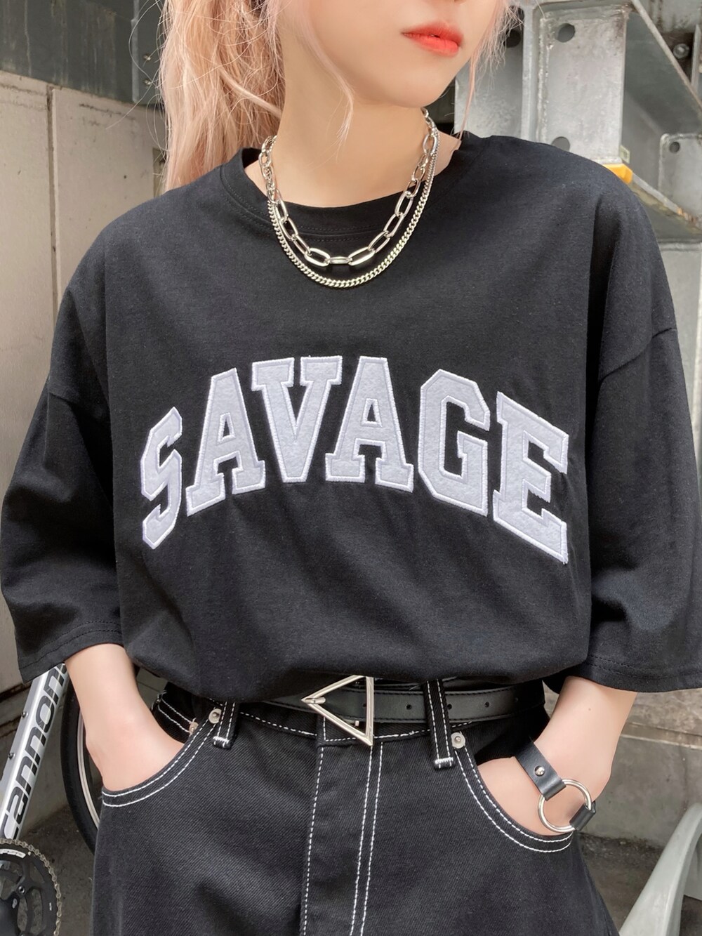 ブラック系のデニムパンツ、ブラック系のスニーカー、ブラック系のTシャツ/カットソーを着用したレディースの夏コーディネートの4枚目の写真