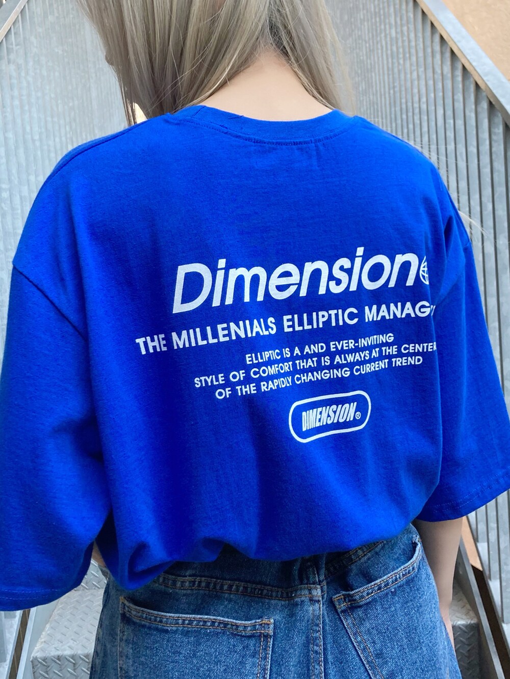 ブルー系のデニムパンツ、ブルー系のTシャツ/カットソー、ホワイト系のスニーカーを着用したレディースの春コーディネートの3枚目の写真