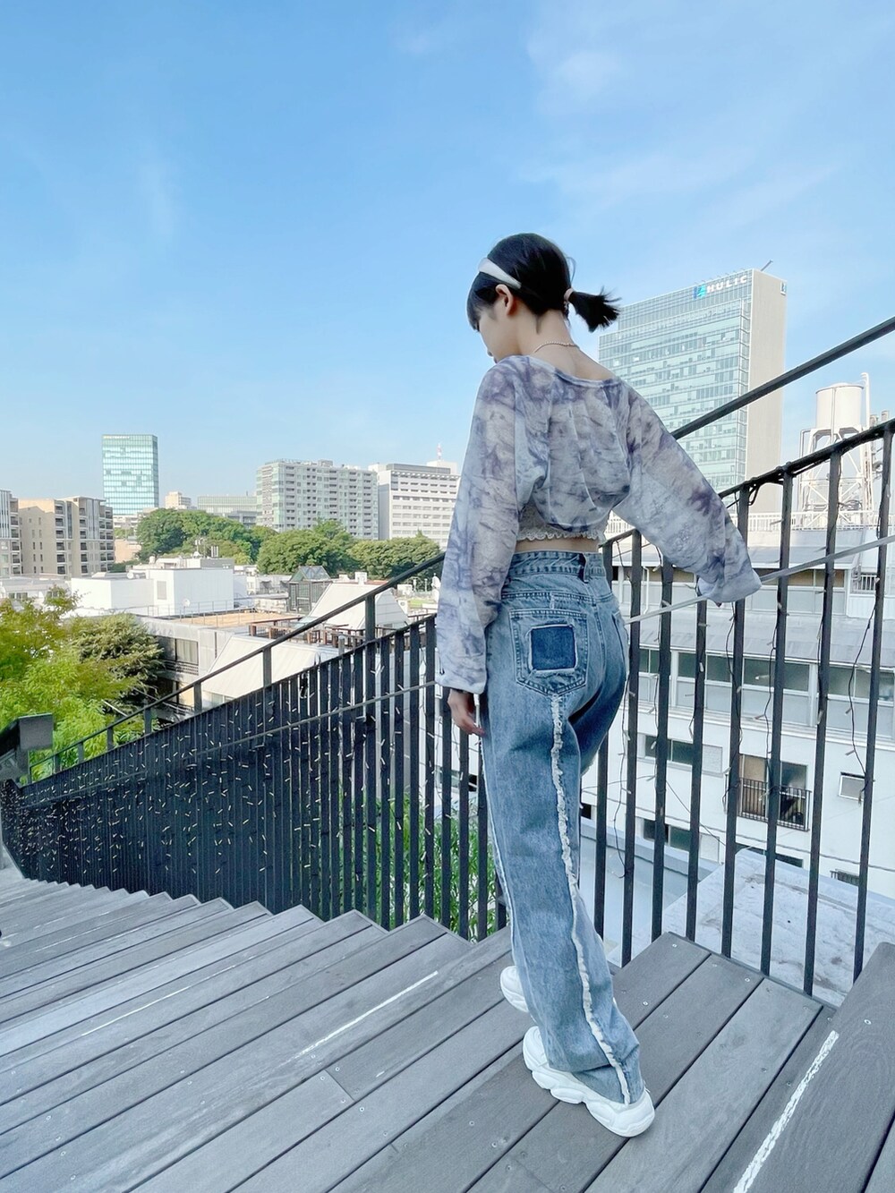 ホワイト系のキャミソール、その他のカーディガン/ボレロ、ブルー系のデニムパンツを着用したレディースの夏コーディネートの3枚目の写真