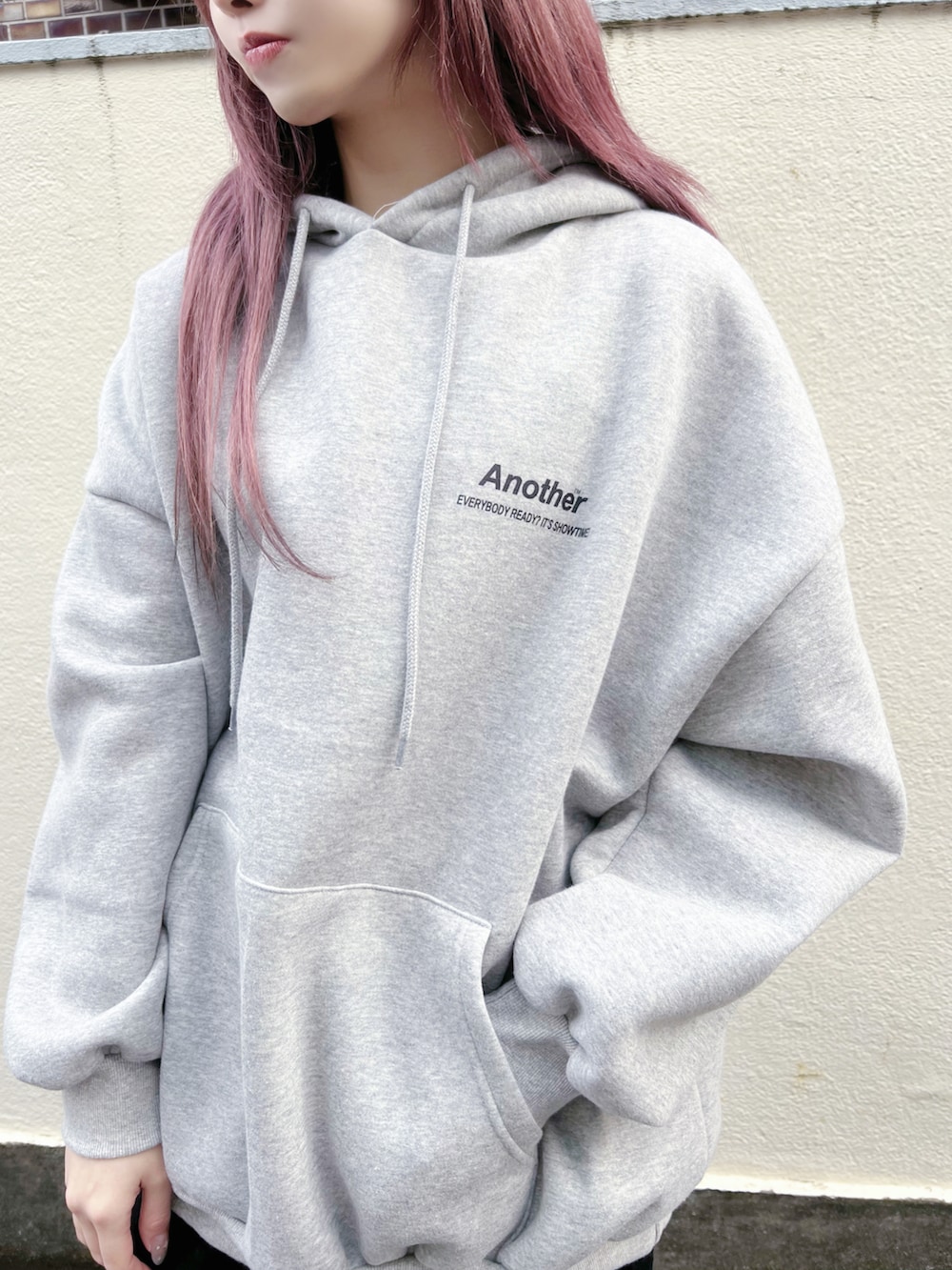 ブラック系のデニムパンツ、グレー系のパーカー、シルバー系のその他を着用したレディースの冬コーディネートの3枚目の写真