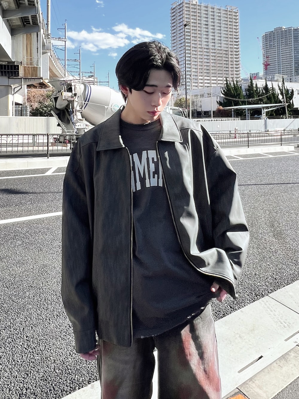 その他のライダースジャケット、ブラック系のTシャツ/カットソー、ブラック系のデニムパンツを着用したメンズの冬コーディネートの3枚目の写真