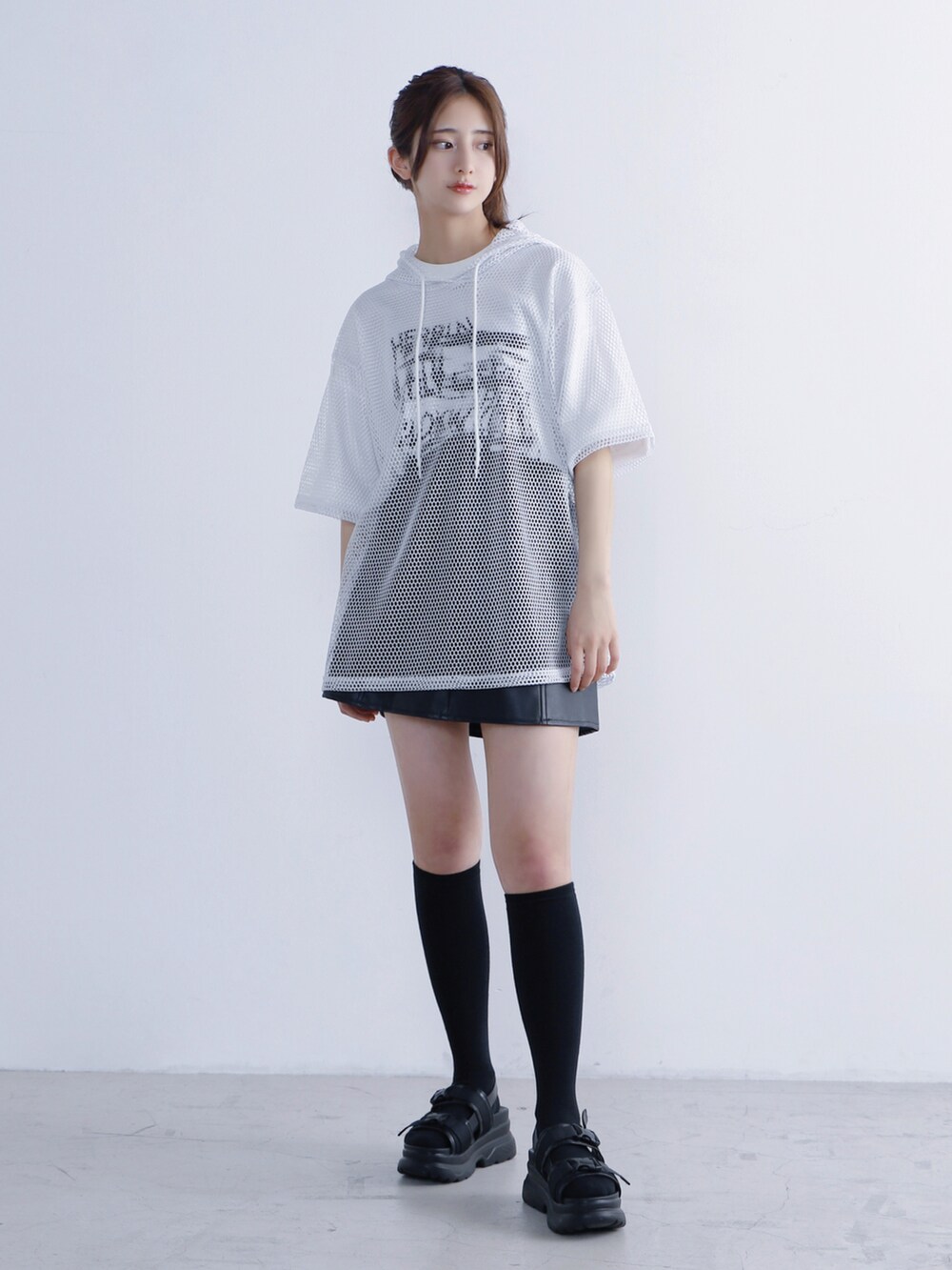 ホワイト系のTシャツ/カットソー、ホワイト系のTシャツ/カットソー、ブラック系のスカートを着用したレディースの夏コーディネートの2枚目の写真