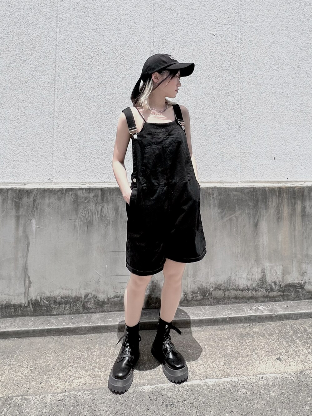 ブラック系のブーツ、ブラック系のキャミソール、ブラック系のサロペット/オーバーオールを着用したレディースの夏コーディネートの2枚目の写真