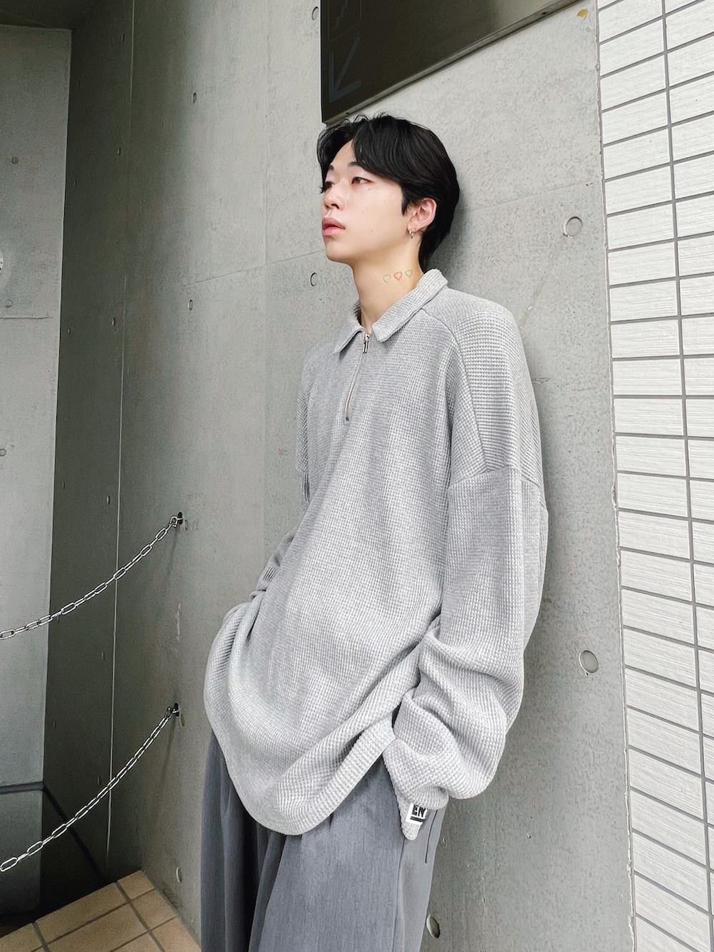 「秋のコーデ、秋服、ビックシルエット、メンズファッション、メンズコーデ、ストリート、ストリートコーデ、モノトーン、モノトーンコーデ、グレー、プルオーバー、ワッフル、スラックス、スラックスパンツ」｜「Figmentsのタックワイドスラックス（その他パンツ、グレー系）」を使った、Figments_officialさん（メンズ・178cm）の秋コーディネートの2枚目の写真