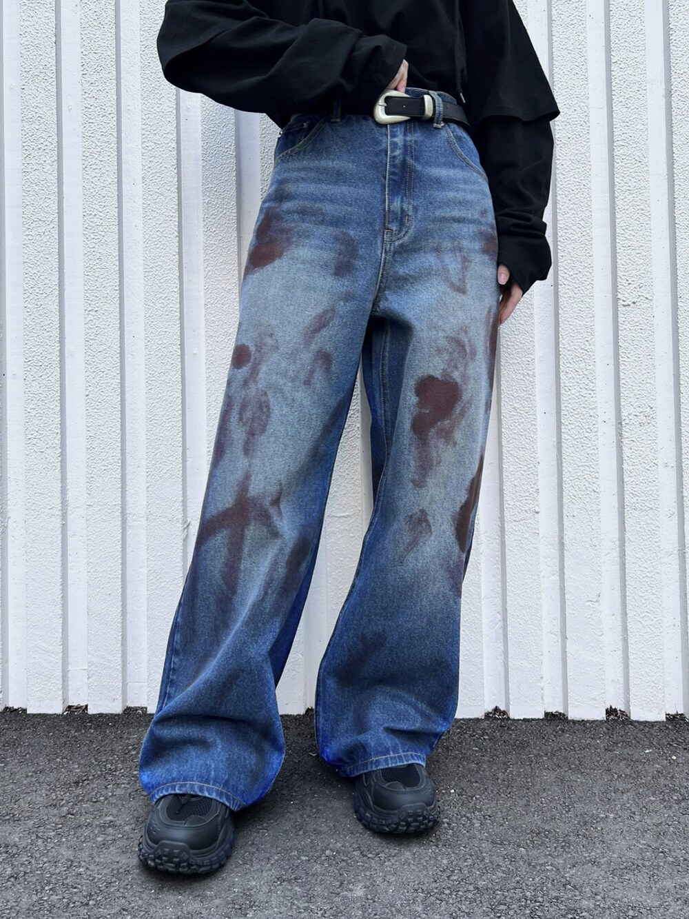 ブルー系のTシャツ/カットソー、ブルー系のデニムパンツ、ブラック系のスニーカーを着用したレディースの冬コーディネートの3枚目の写真