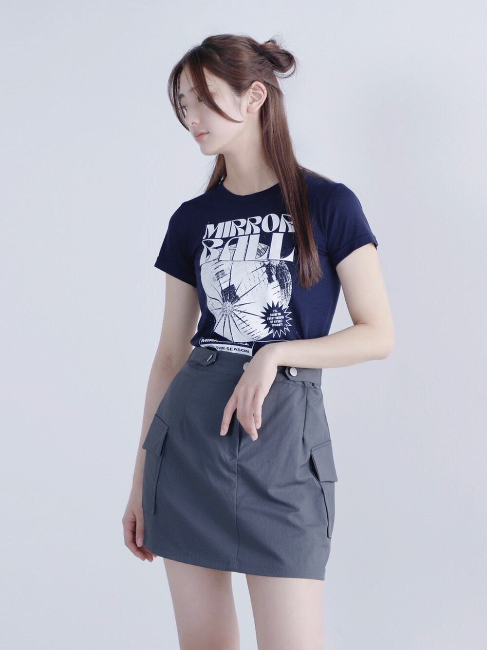 ブラック系のブーツ、グレー系のスカート、ブルー系のTシャツ/カットソーを着用したレディースの夏コーディネートの2枚目の写真