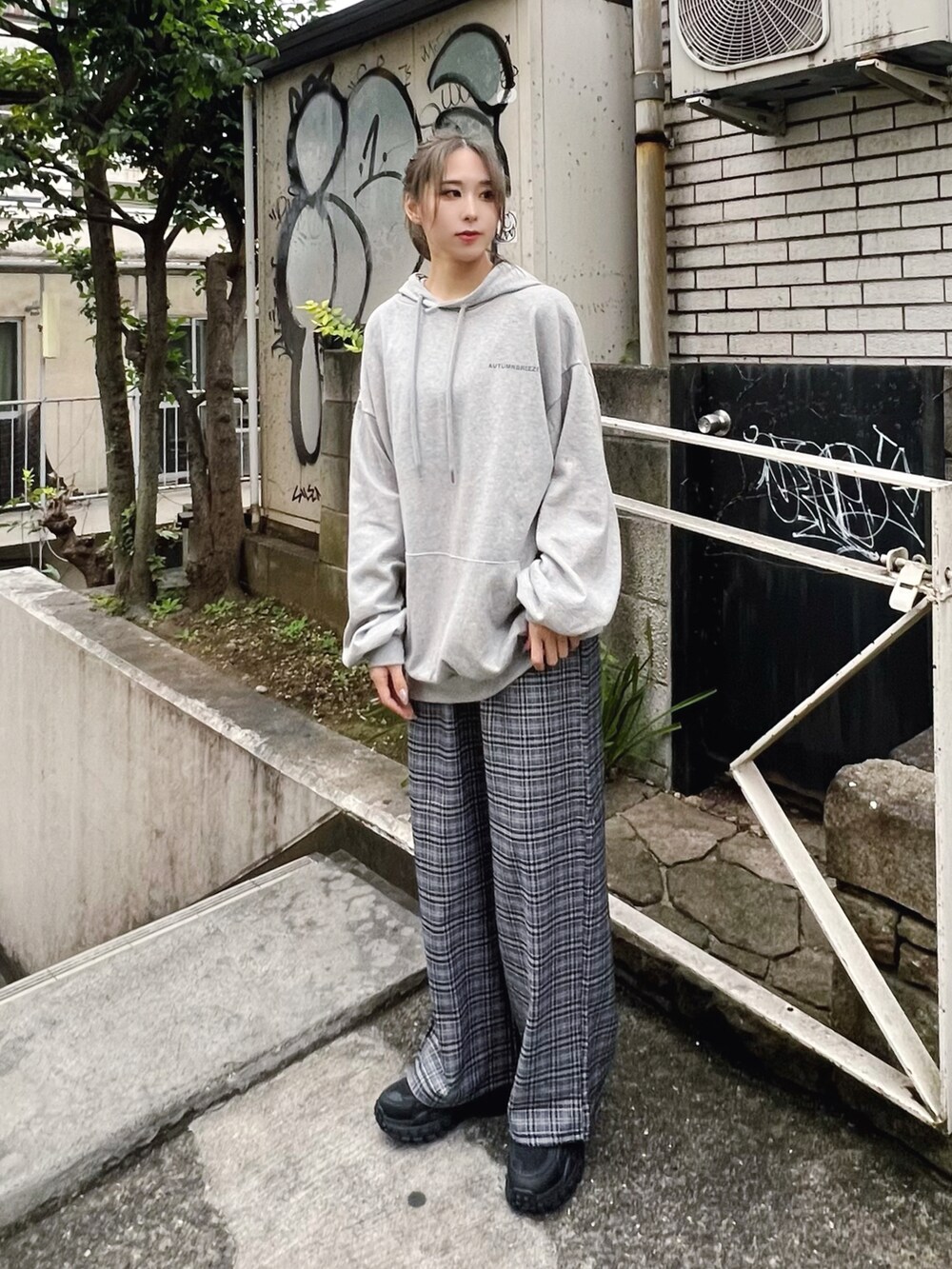 ブラック系のその他パンツ、グレー系のパーカー、ブラック系のスニーカーを着用したレディースの冬コーディネートの2枚目の写真