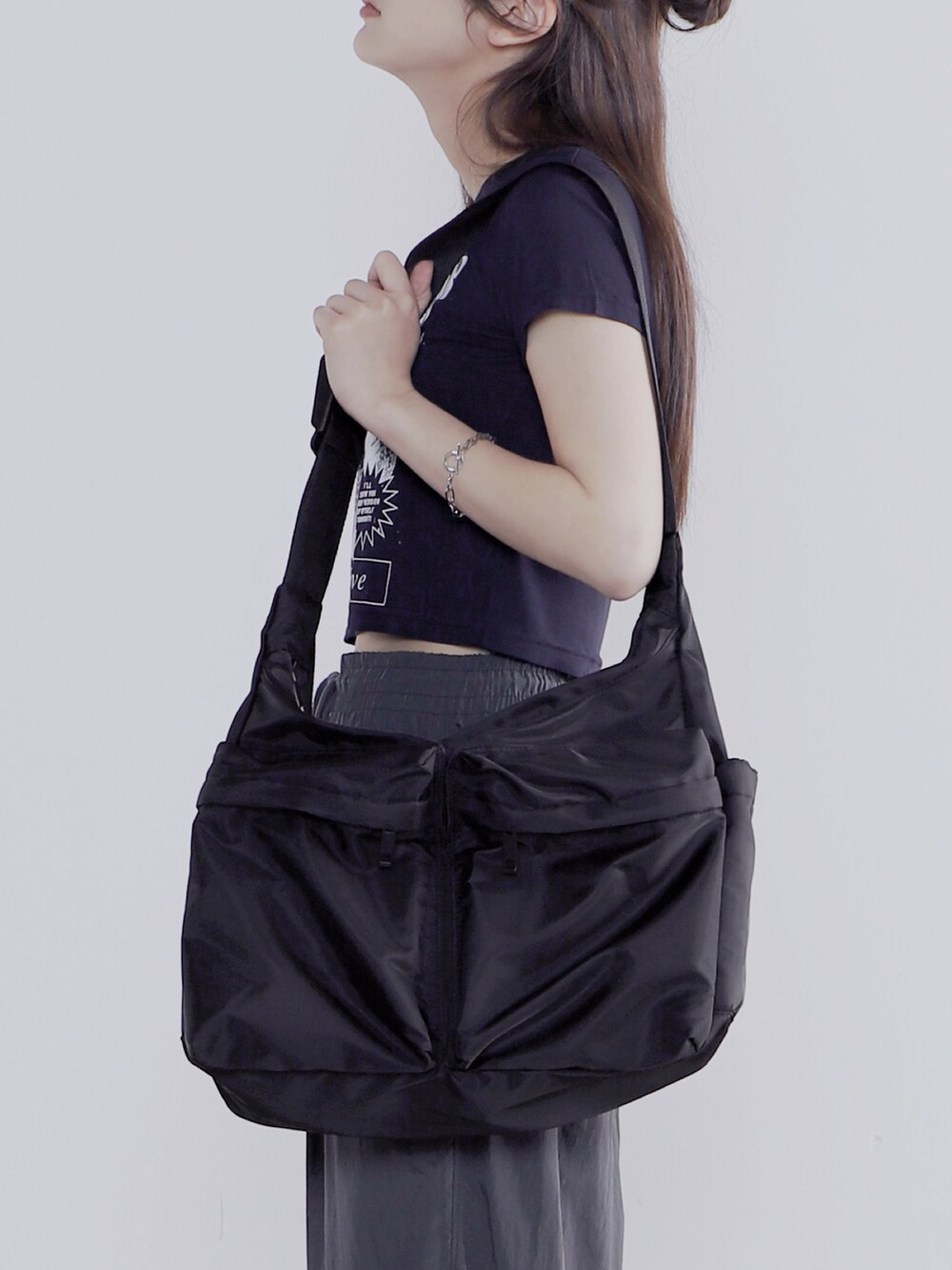 ブラック系のショルダーバッグ、ブラック系のその他パンツ、ブラック系のスニーカーを着用したレディースの夏コーディネートの3枚目の写真