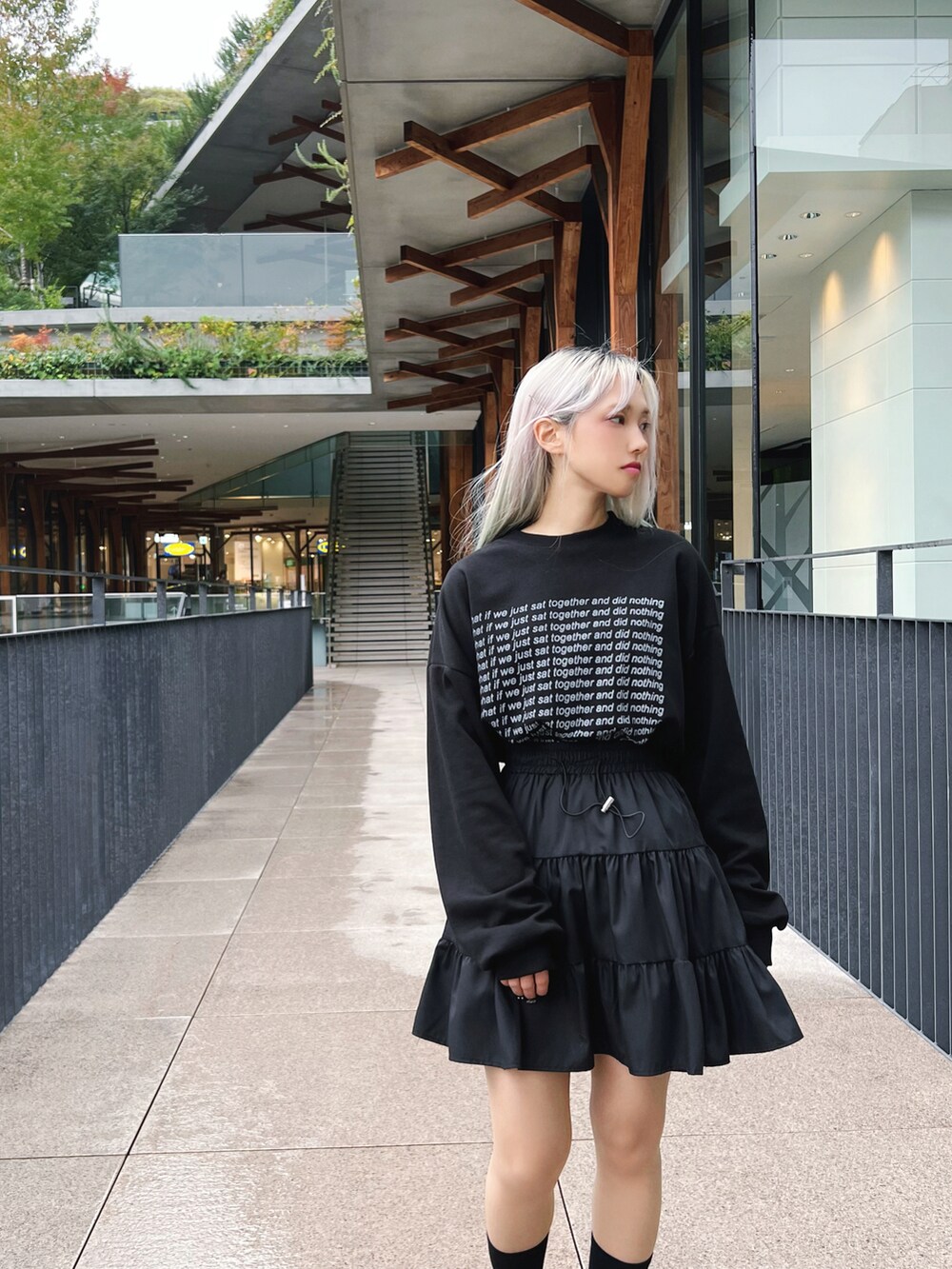 ブラック系のTシャツ/カットソー、ブラック系のパーカー、ブラック系のスカートを着用したレディースの冬コーディネートの5枚目の写真