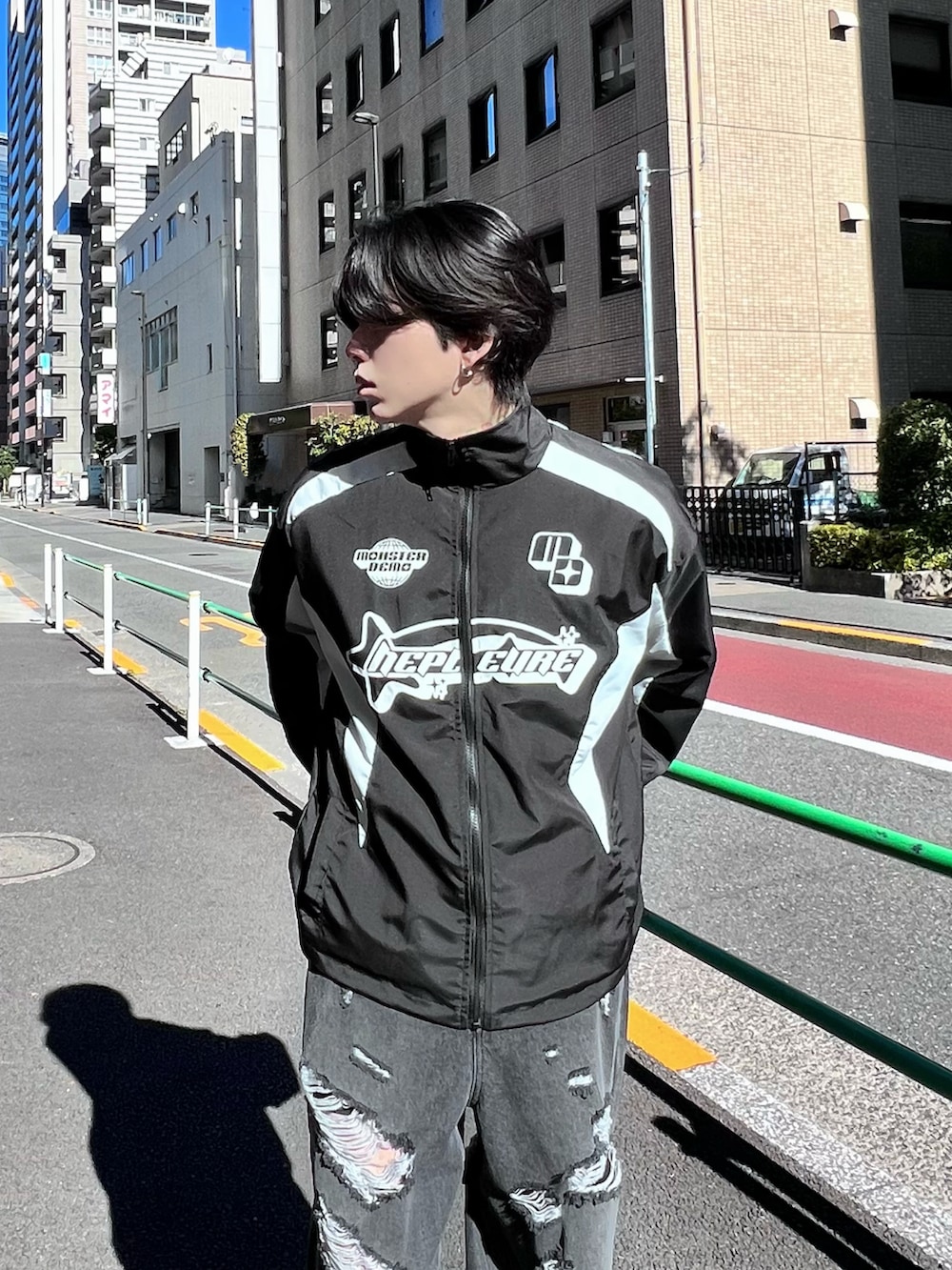 ブラック系のデニムパンツ、ブラック系のジャージを着用したメンズの冬コーディネートの2枚目の写真