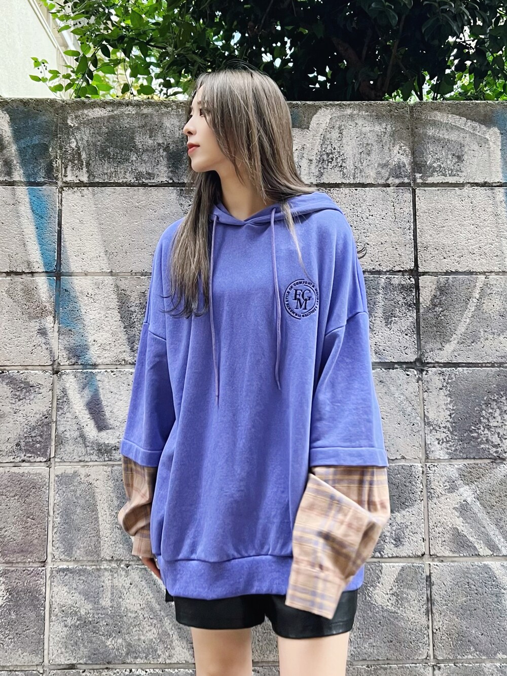 パープル系のパーカー、ブラック系のその他パンツ、ブラック系のスニーカーを着用したレディースの冬コーディネートの2枚目の写真