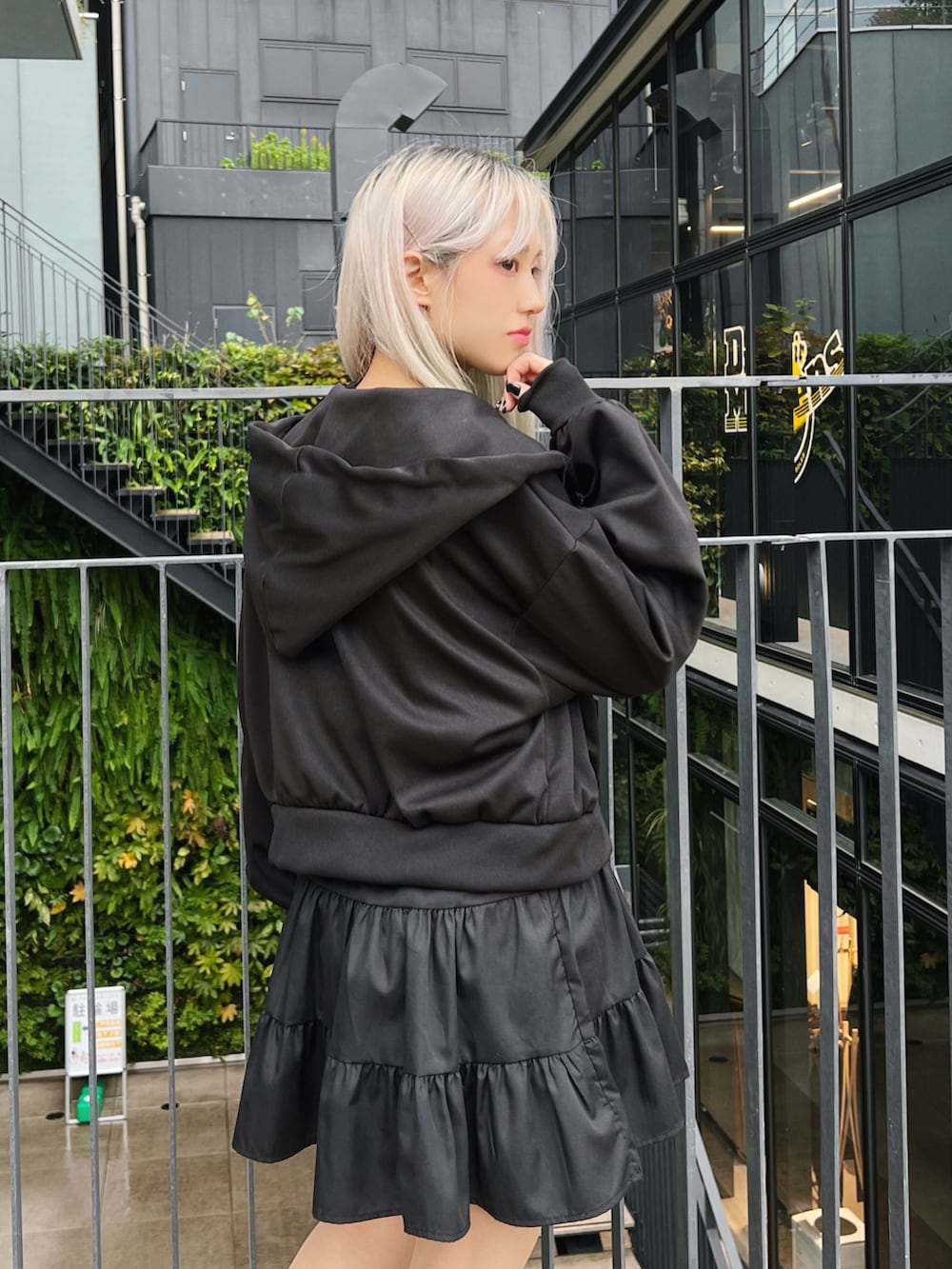 ブラック系のTシャツ/カットソー、ブラック系のパーカー、ブラック系のスカートを着用したレディースの冬コーディネートの3枚目の写真