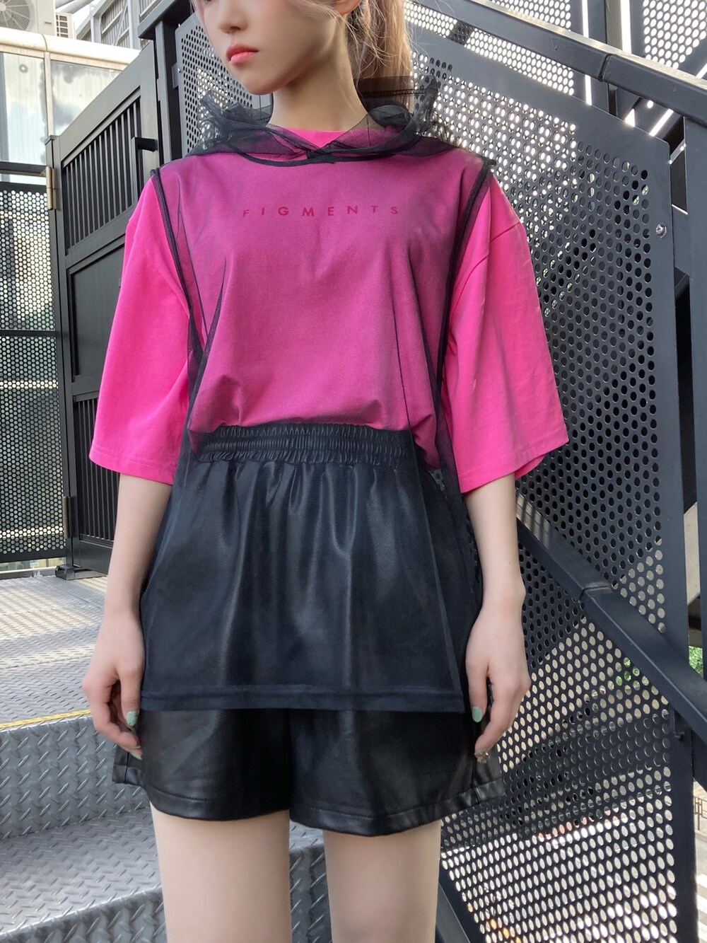 ブラック系のTシャツ/カットソー、ブラック系のその他パンツ、ブラック系のスニーカーを着用したレディースの夏コーディネートの2枚目の写真